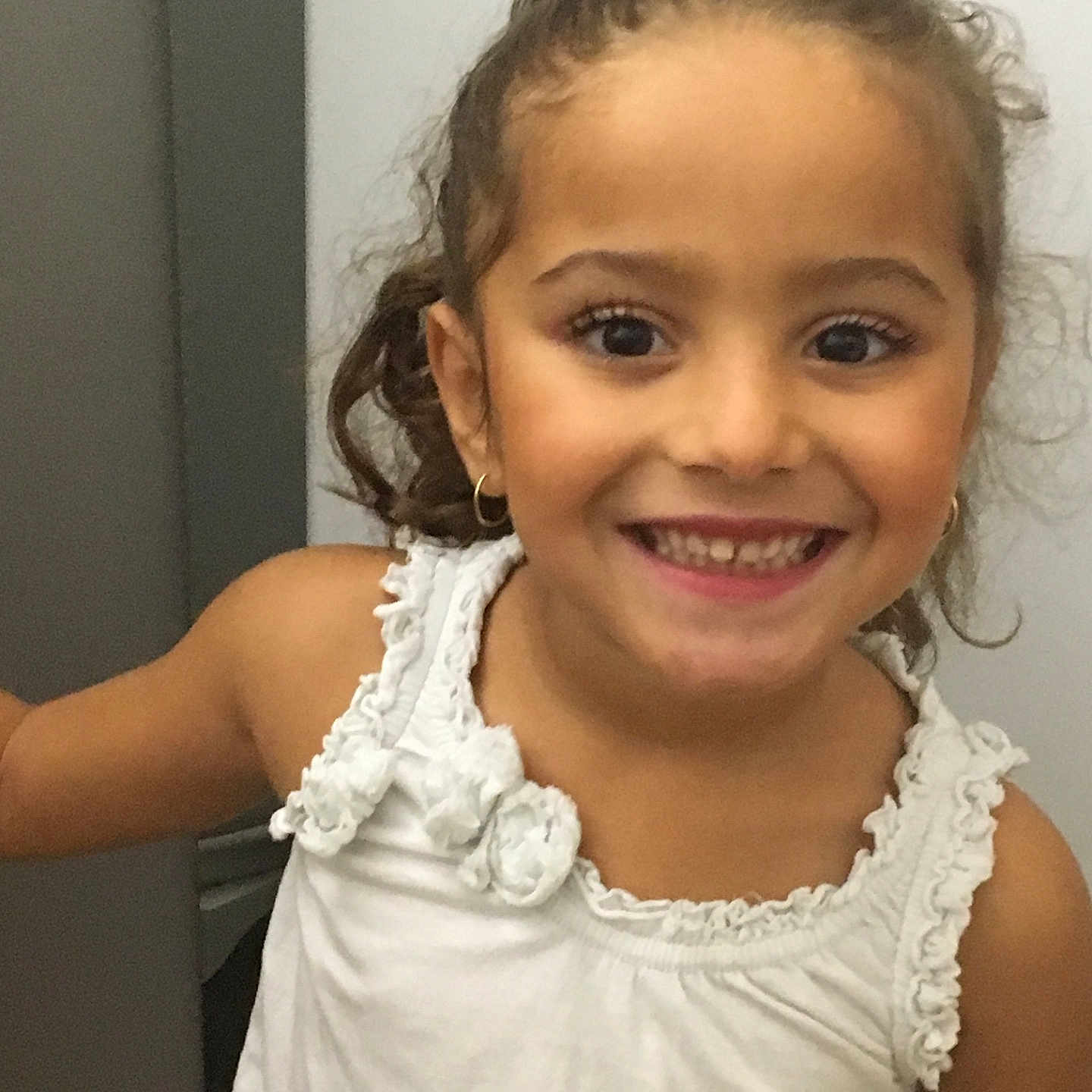 Louna participe au concours pour gagner de l'argent avec cette photo : brown_hair, girl, human_hair_color, mouth, smile