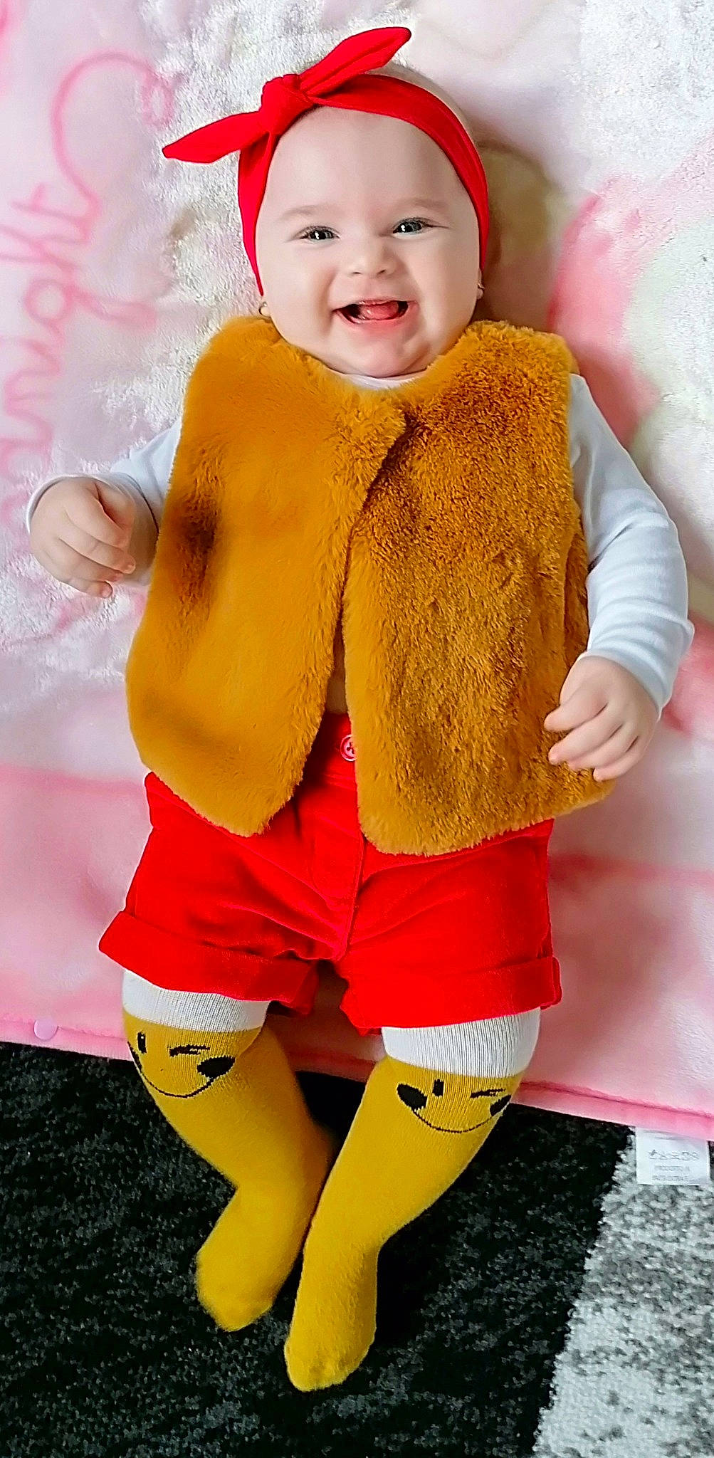 Louise participe au concours pour gagner de l'argent avec cette photo : arm, baby_toddler_clothing, cool, hairstyle, happy, headwear, human_body, joy, knee, neck, outerwear, person, pink, red, sleeve, smile, standing, textile, thigh, trunk