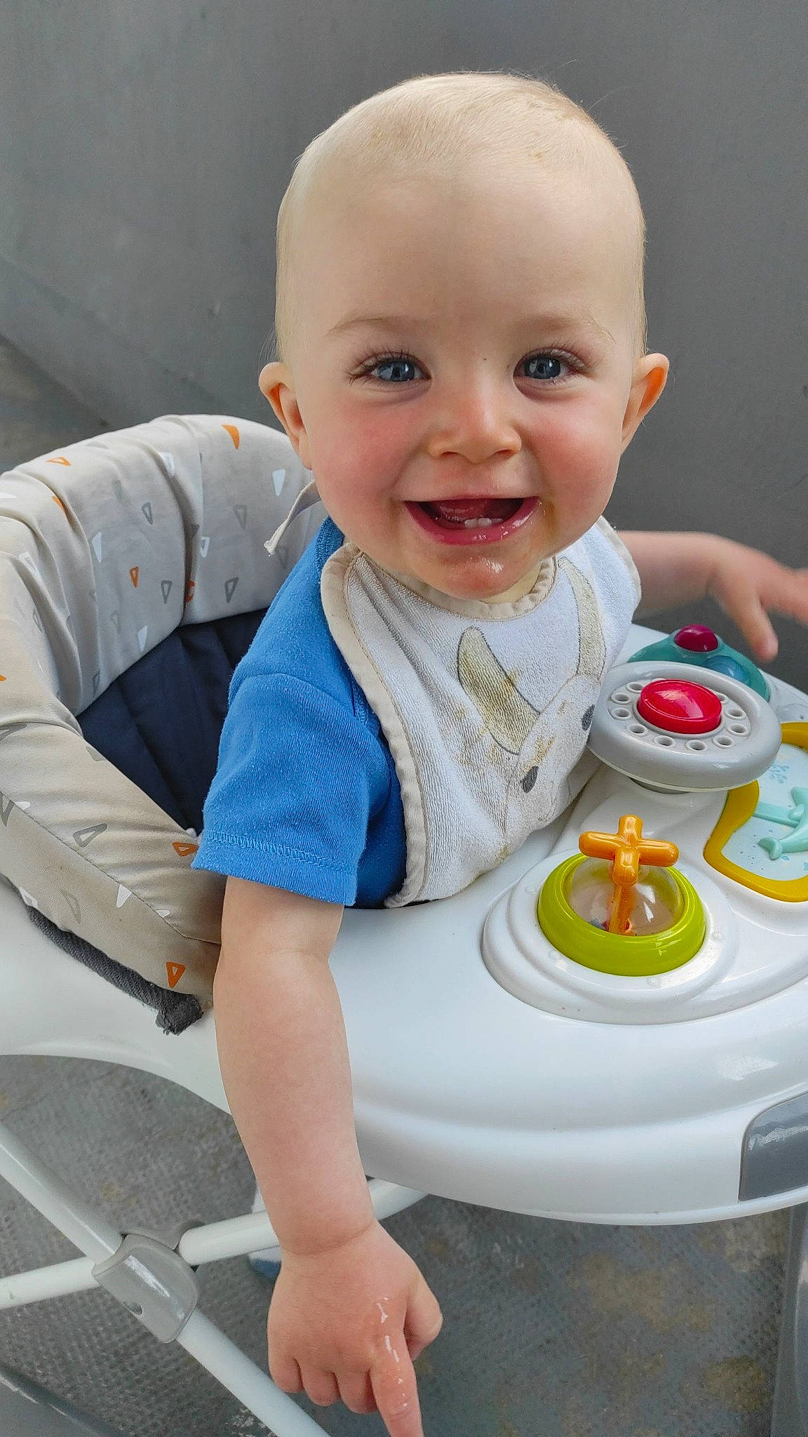 Malo participe au concours pour gagner de l'argent avec cette photo : arm, baby, baby_playing_with_toys, baby_products, baby_safety, baby_toddler_clothing, child, fun, happy, joy, person, plastic, play, recreation, sitting, skin, sleeve, smile, t_shirt, toddler