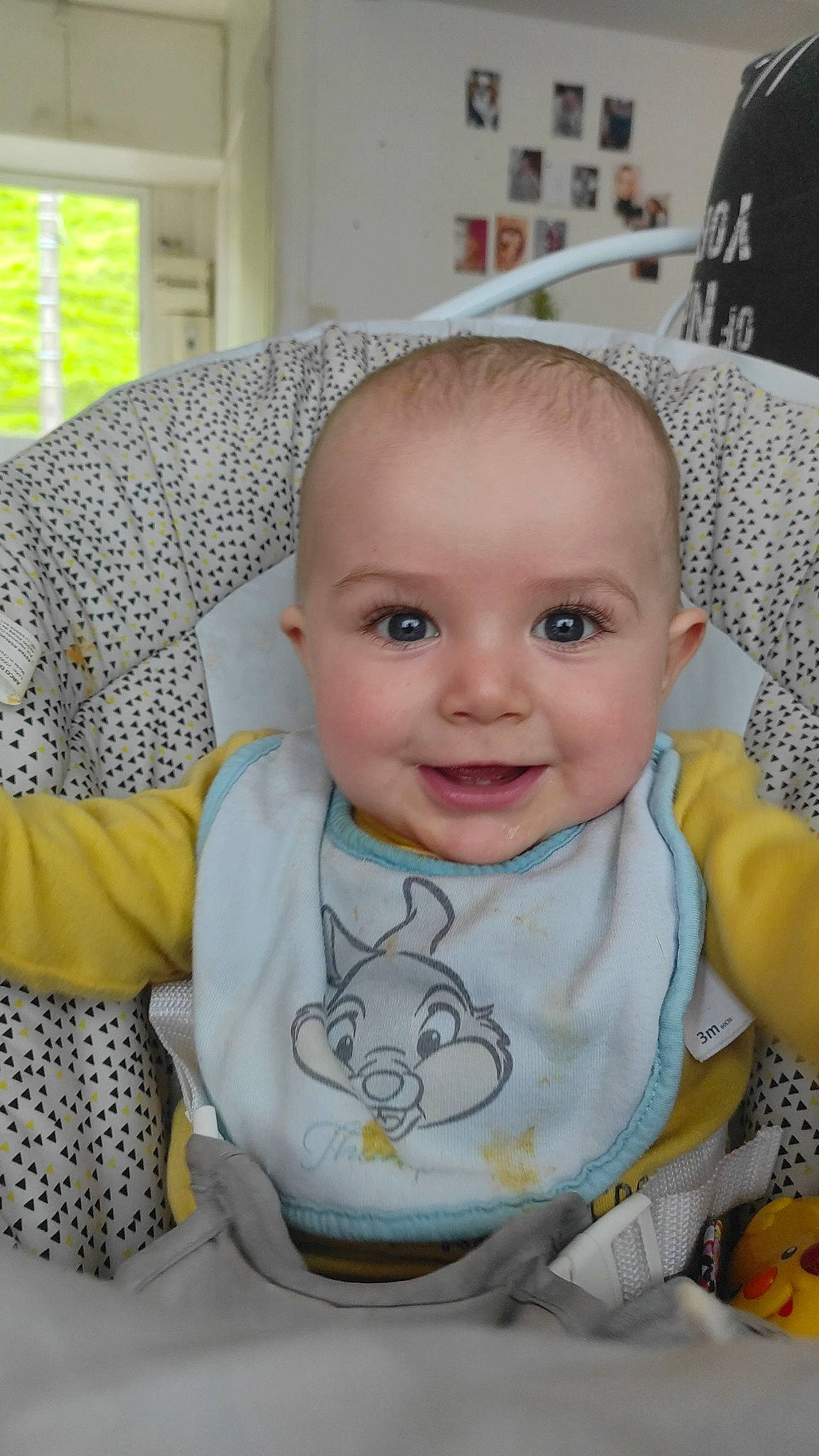 Malo a rejoint le concours — aidez-le/la à gagner de superbes lots ! baby, baby_products, baby_safety, baby_toddler_clothing, bib, cheek, child, comfort, face, hairstyle, happy, iris, joy, linens, person, room, skin, sleeve, smile, t_shirt