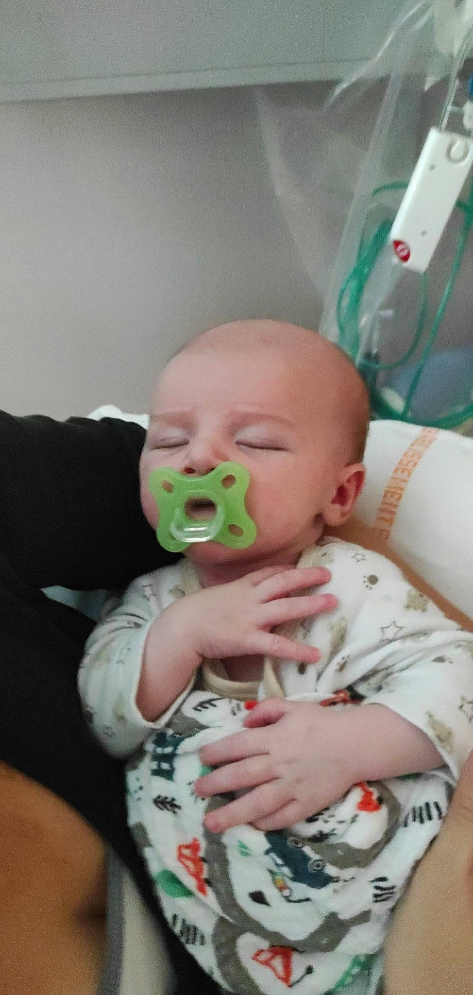 Malo participe au concours pour gagner de l'argent avec cette photo : arm, baby, baby_products, baby_safety, baby_toddler_clothing, cheek, child, comfort, eye, eyebrow, finger, gesture, hand, happy, mouth, nail, nose, person, skin, thumb