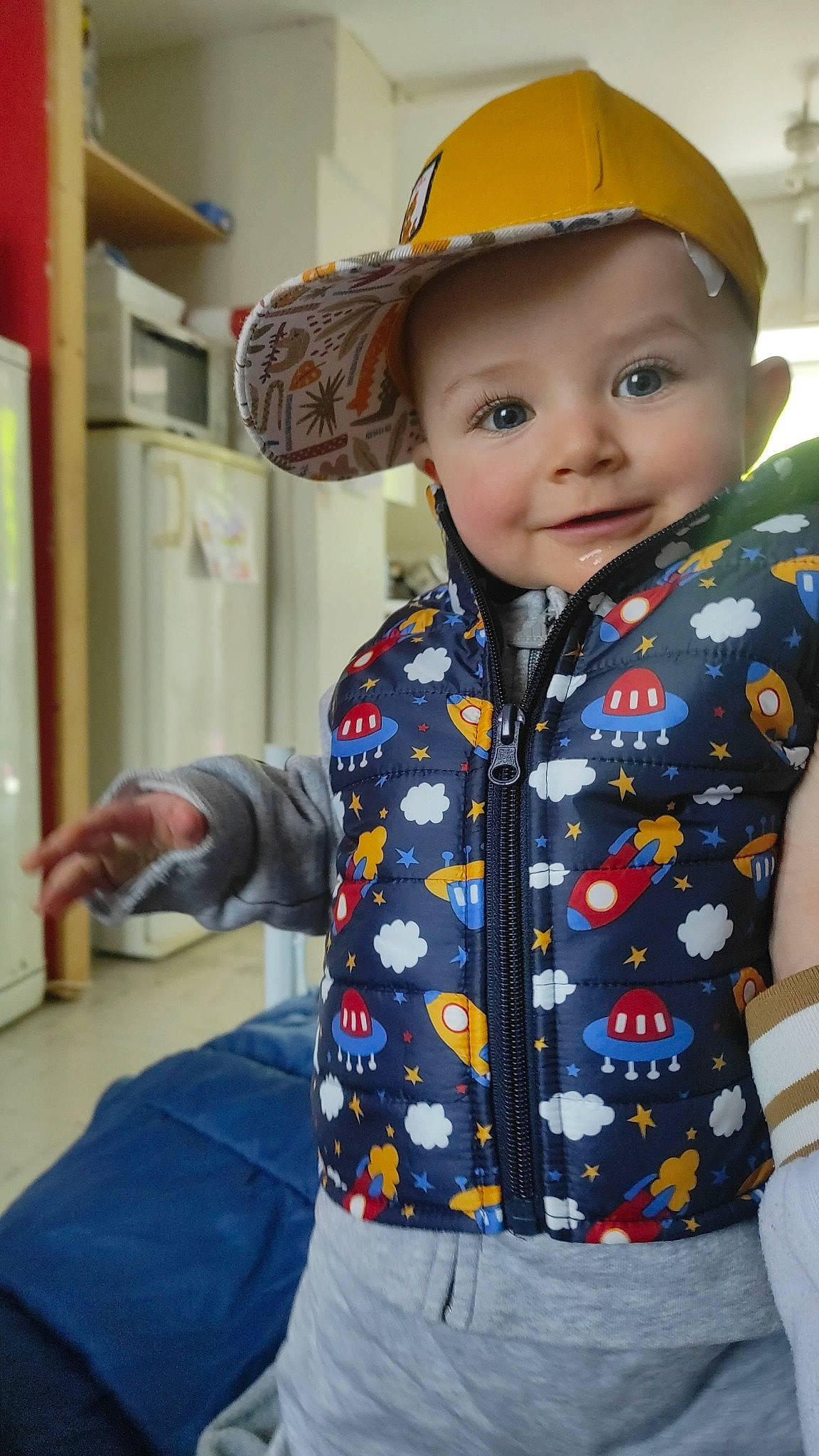 Malo a rejoint le concours — aidez-le/la à gagner de superbes lots ! baby_toddler_clothing, cap, child, collar, dress_shirt, electric_blue, eye, face, fun, happy, hard_hat, head, headwear, joy, organ, outerwear, person, personal_protective_equipment, sleeve, smile