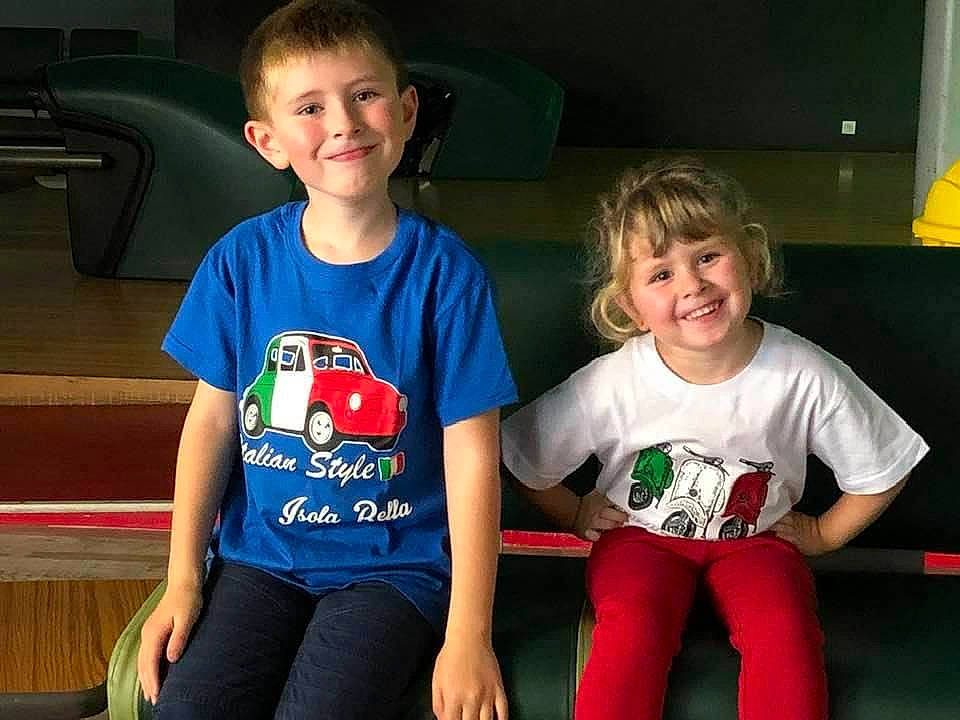 Clelia participe au concours pour gagner de l'argent avec cette photo : baby_toddler_clothing, black, chin, facial_expression, finger, hairstyle, happy, head, human_body, joint, joy, mouth, person, product, shoulder, skin, sleeve, smile, standing, t_shirt