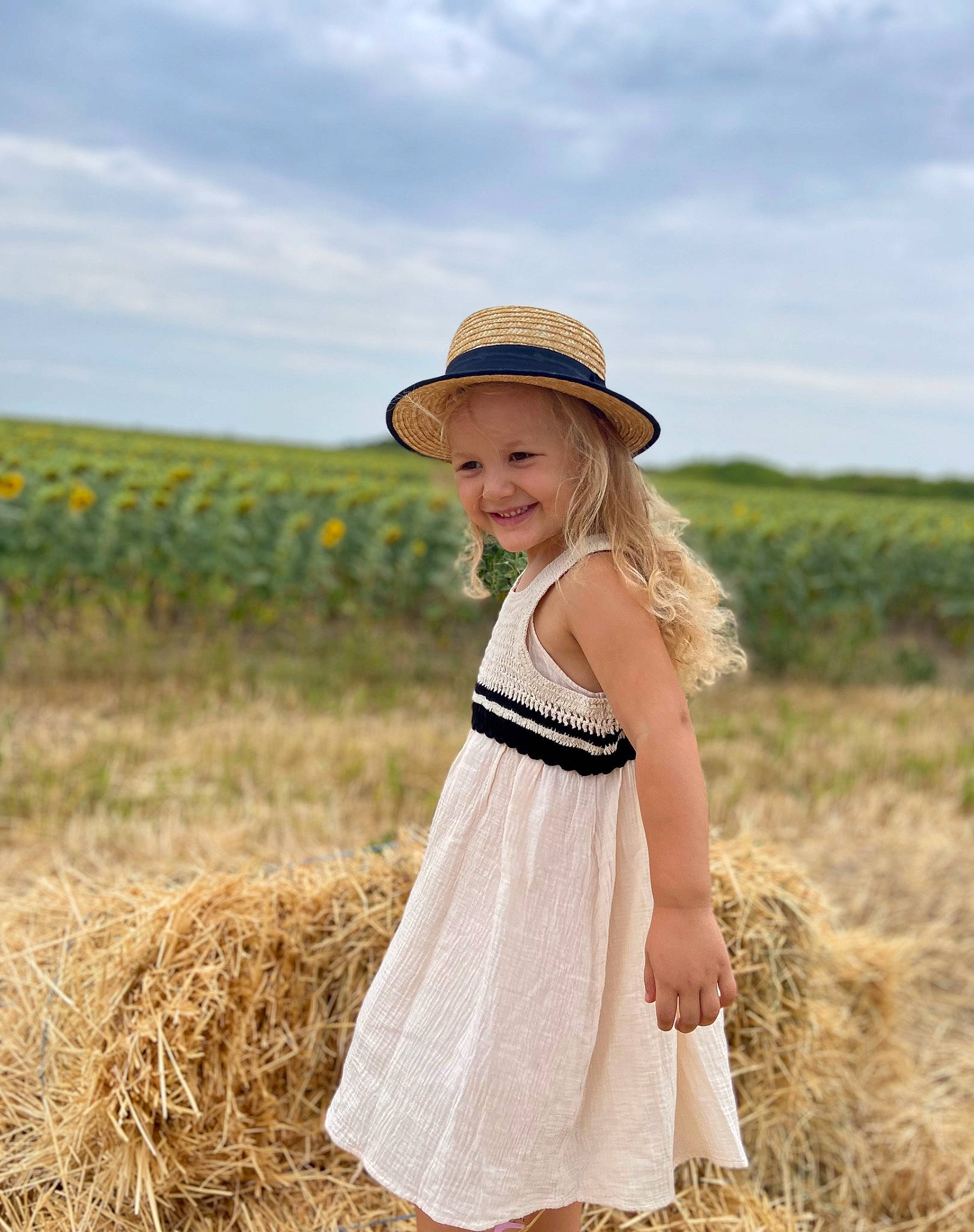 Daria a rejoint le concours — aidez-le/la à gagner de superbes lots ! agriculture, clothing, cloud, day_dress, dress, grass, grassland, happy, hat, headgear, headwear, joy, landscape, one_piece_garment, people_in_nature, person, plant, sky, sleeve, smile