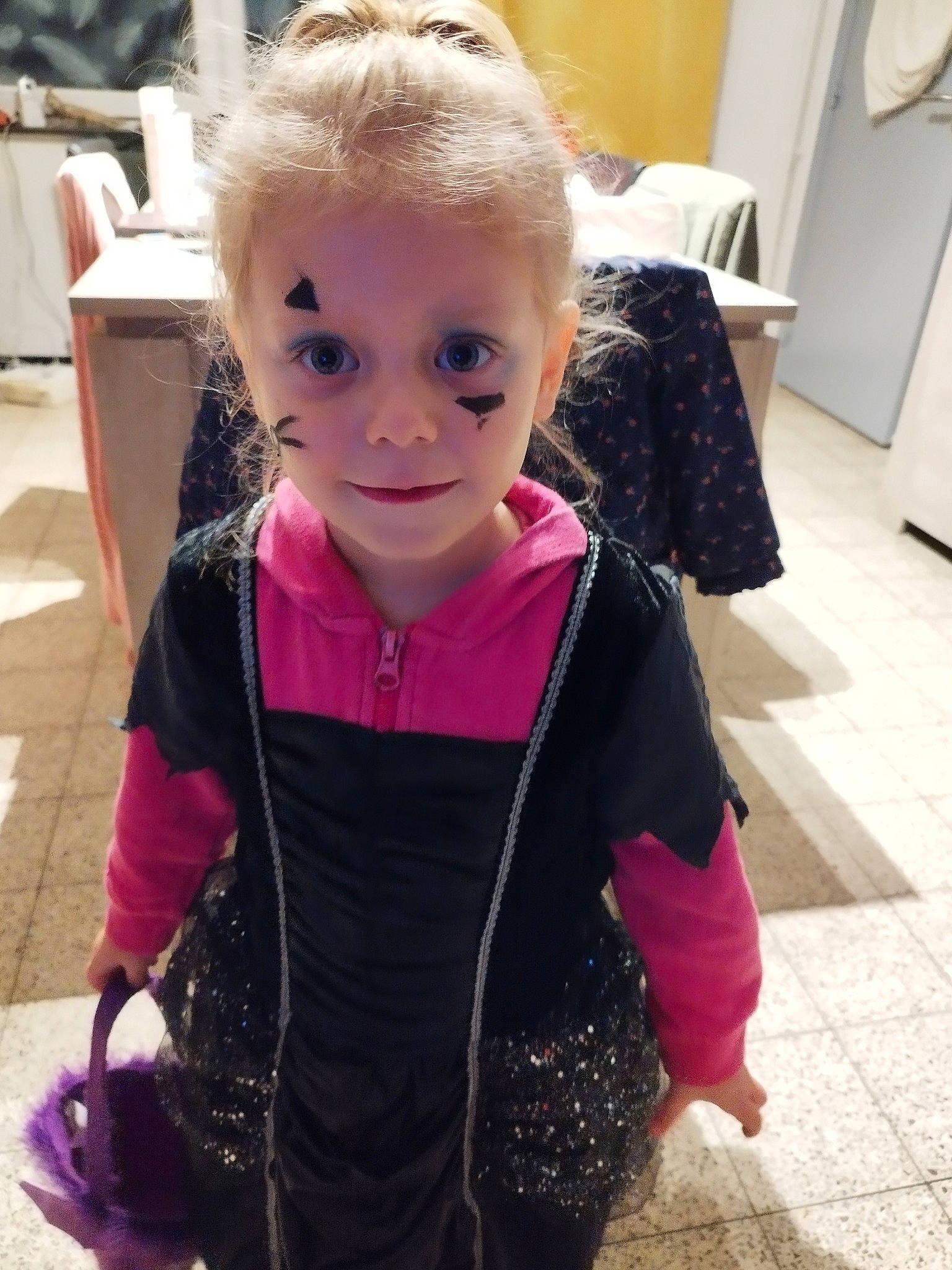 Chaïly a rejoint le concours — aidez-le/la à gagner de superbes lots ! baby_toddler_clothing, chair, cheek, child, cool, event, eye, eyelash, face, hair, hairstyle, happy, head, iris, person, pink, purple, sleeve, smile, t_shirt