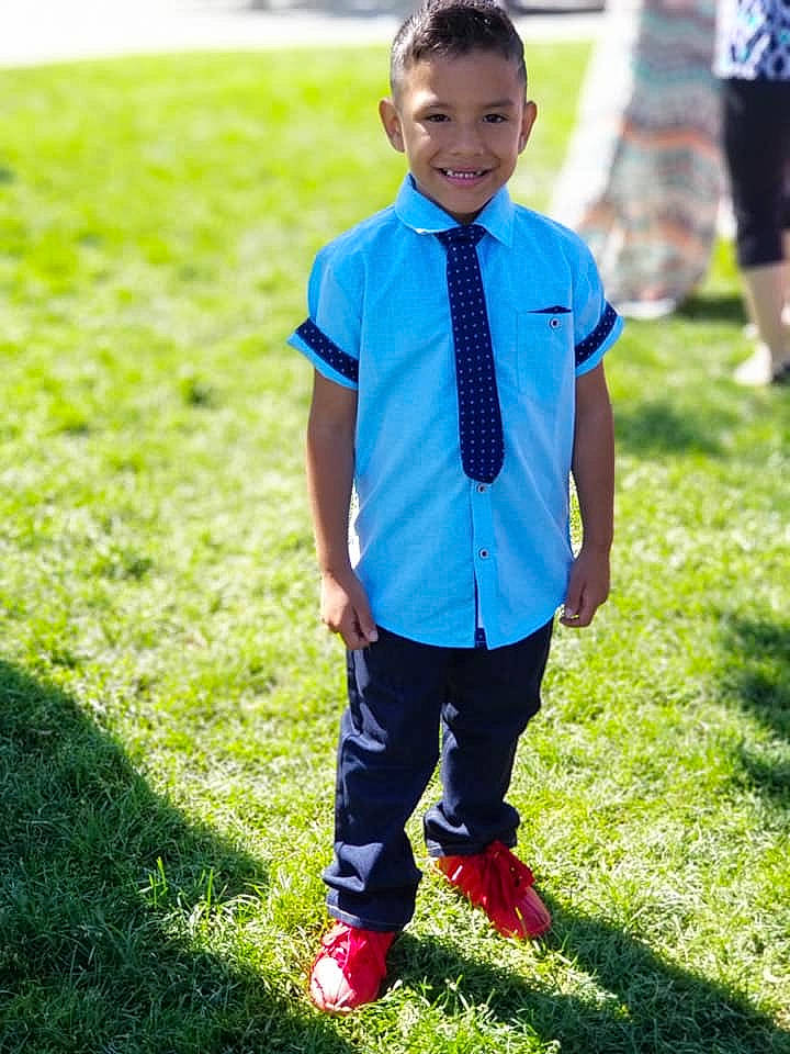 Edson is registered to the contest to win money with this photo: blue, child, electric_blue, footwear, grass, grassland, green, joy, lawn, male, outerwear, people, person, photography, plant, smile, spring, summer, t_shirt, toddler