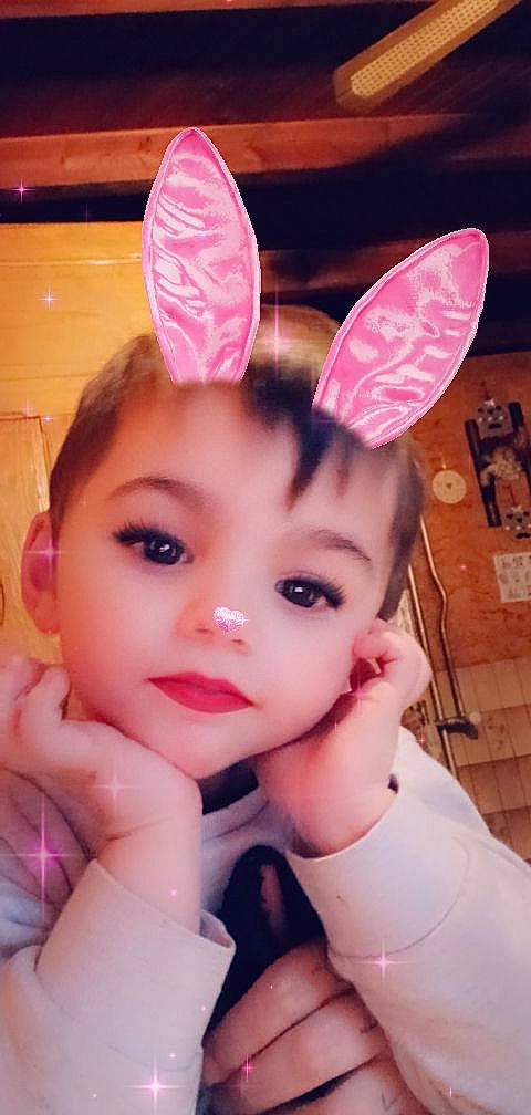 Lorenzo participe au concours pour gagner de l'argent avec cette photo : bangs, chin, dress, ear, eye, eyebrow, eyelash, finger, fun, gesture, hand, happy, headband, headpiece, human_body, lip, neck, nose, person, pink