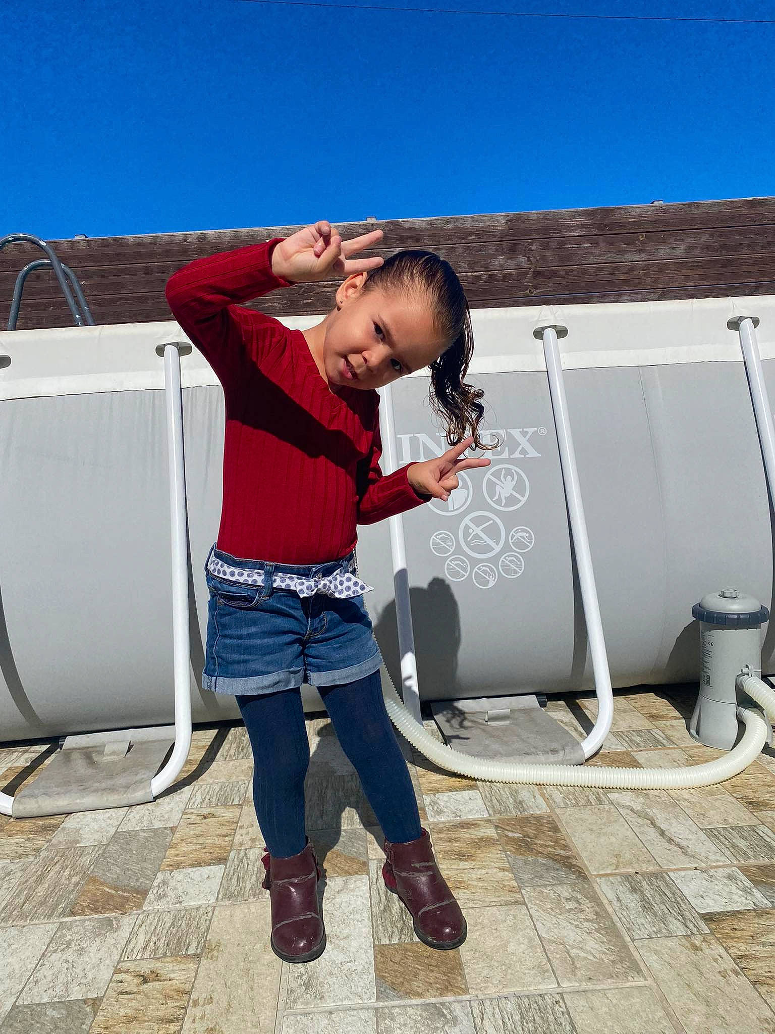 Marie a rejoint le concours — aidez-le/la à gagner de superbes lots ! bag, child, denim, eyewear, flash_photography, fun, happy, human_leg, jeans, landscape, leisure, luggage_and_bags, person, recreation, sandal, sitting, sky, toddler, tourism, travel