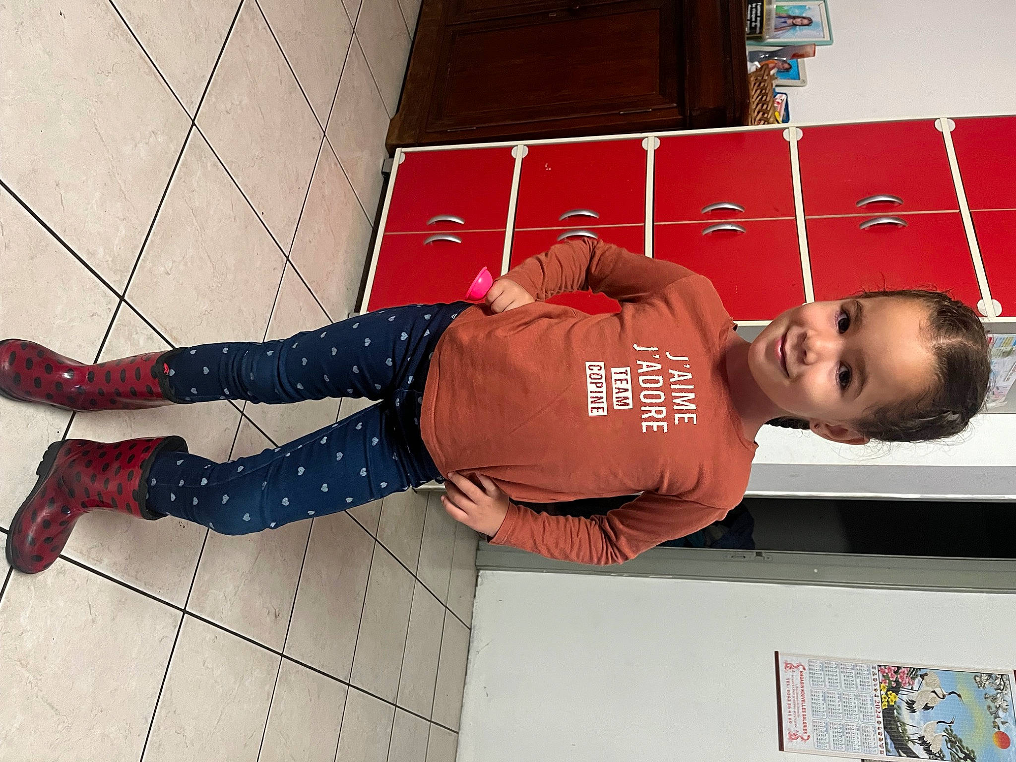 Marie a rejoint le concours — aidez-le/la à gagner de superbes lots ! carmine, cleanliness, collar, composite_material, elbow, electric_blue, flooring, human_leg, joy, pattern, person, sleeve, t_shirt, thigh, toddler, walking_shoe