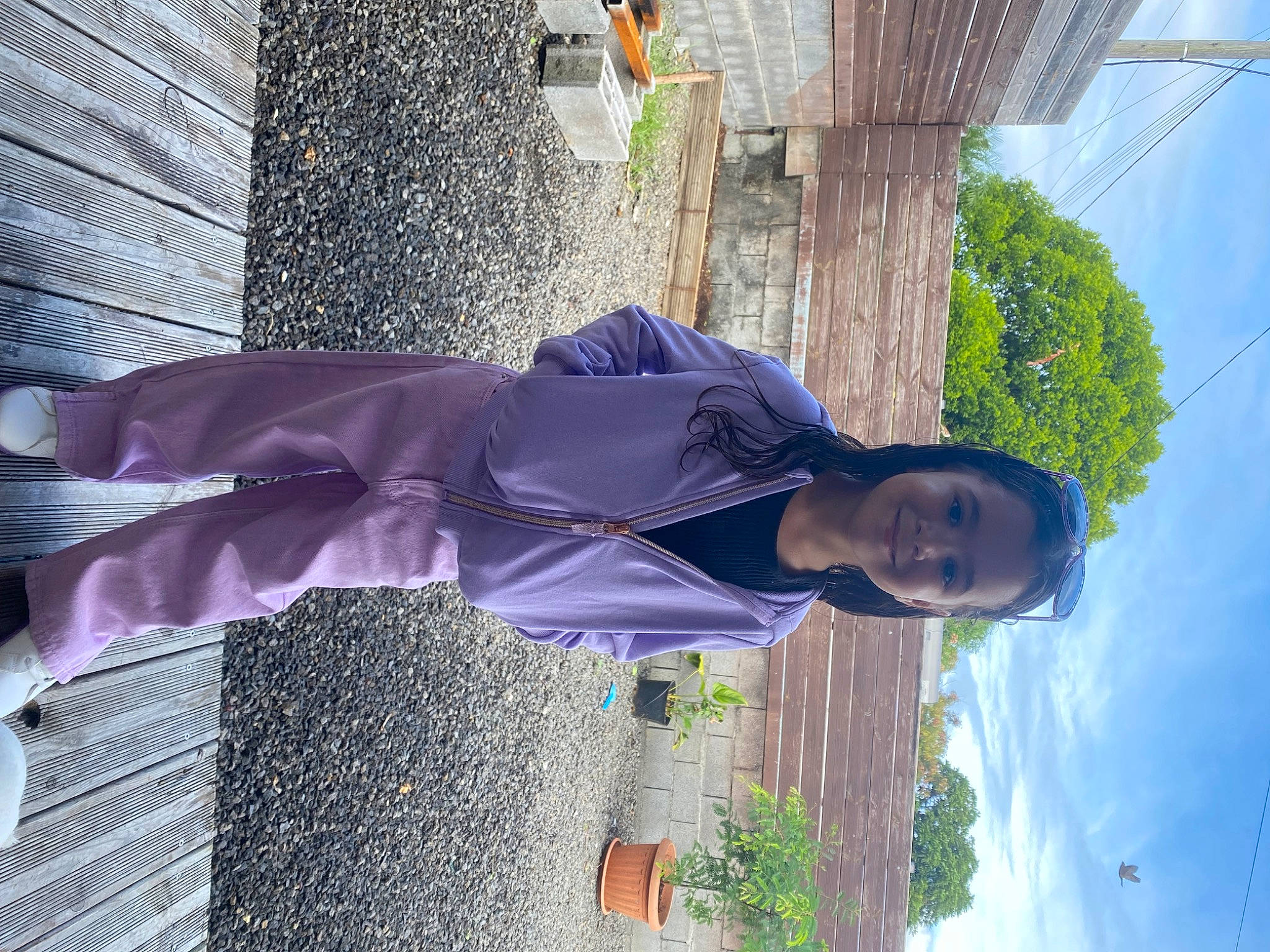 Marie a rejoint le concours — aidez-le/la à gagner de superbes lots ! electric_blue, fun, grass, green, happy, joy, leisure, person, plant, shade, sky, smile, tints_and_shades, tree