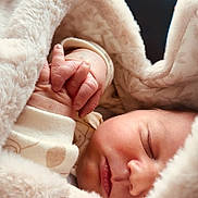 Maël a rejoint le concours — aidez-le/la à gagner de superbes lots ! baby, newborn, sleeping, blanket, fur_blanket, cozy, hand, fingers, closed_eyes, face, portrait, infant, swaddle, soft_texture, warmth, sleepwear, lip, eyelashes, bedding, peaceful