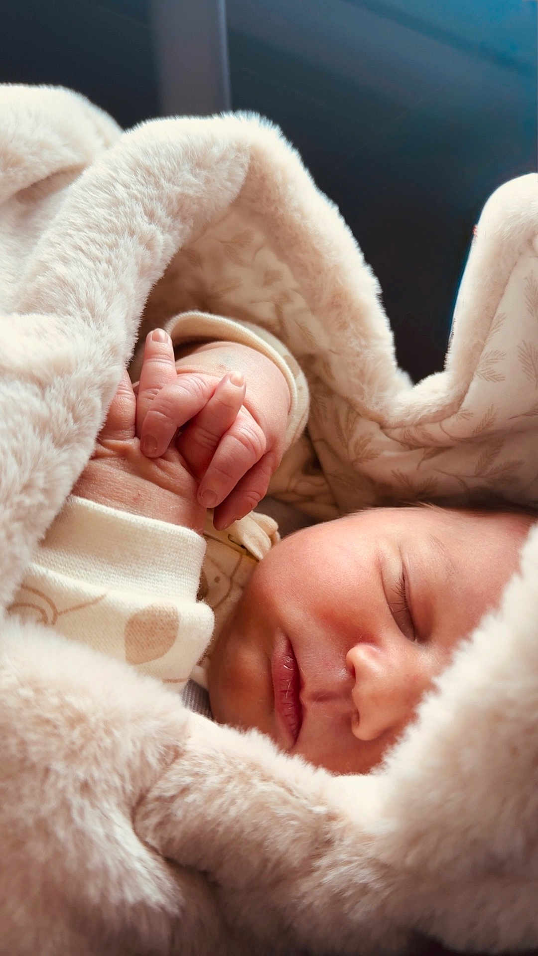 Maël a rejoint le concours — aidez-le/la à gagner de superbes lots ! baby, newborn, sleeping, blanket, fur_blanket, cozy, hand, fingers, closed_eyes, face, portrait, infant, swaddle, soft_texture, warmth, sleepwear, lip, eyelashes, bedding, peaceful