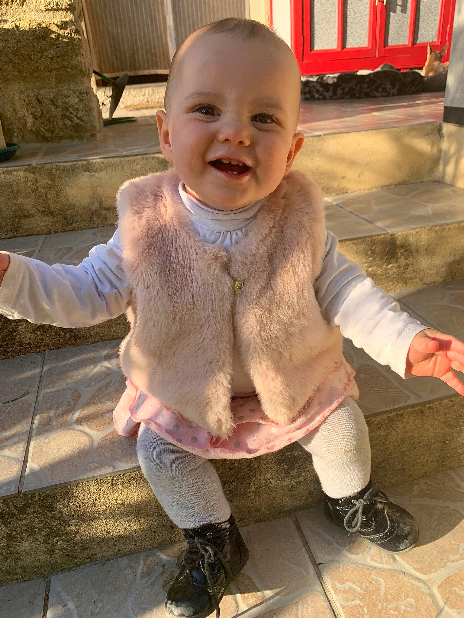Lola participe au concours pour gagner de l'argent avec cette photo : baby, cheek, child, outerwear, person, smile, toddler