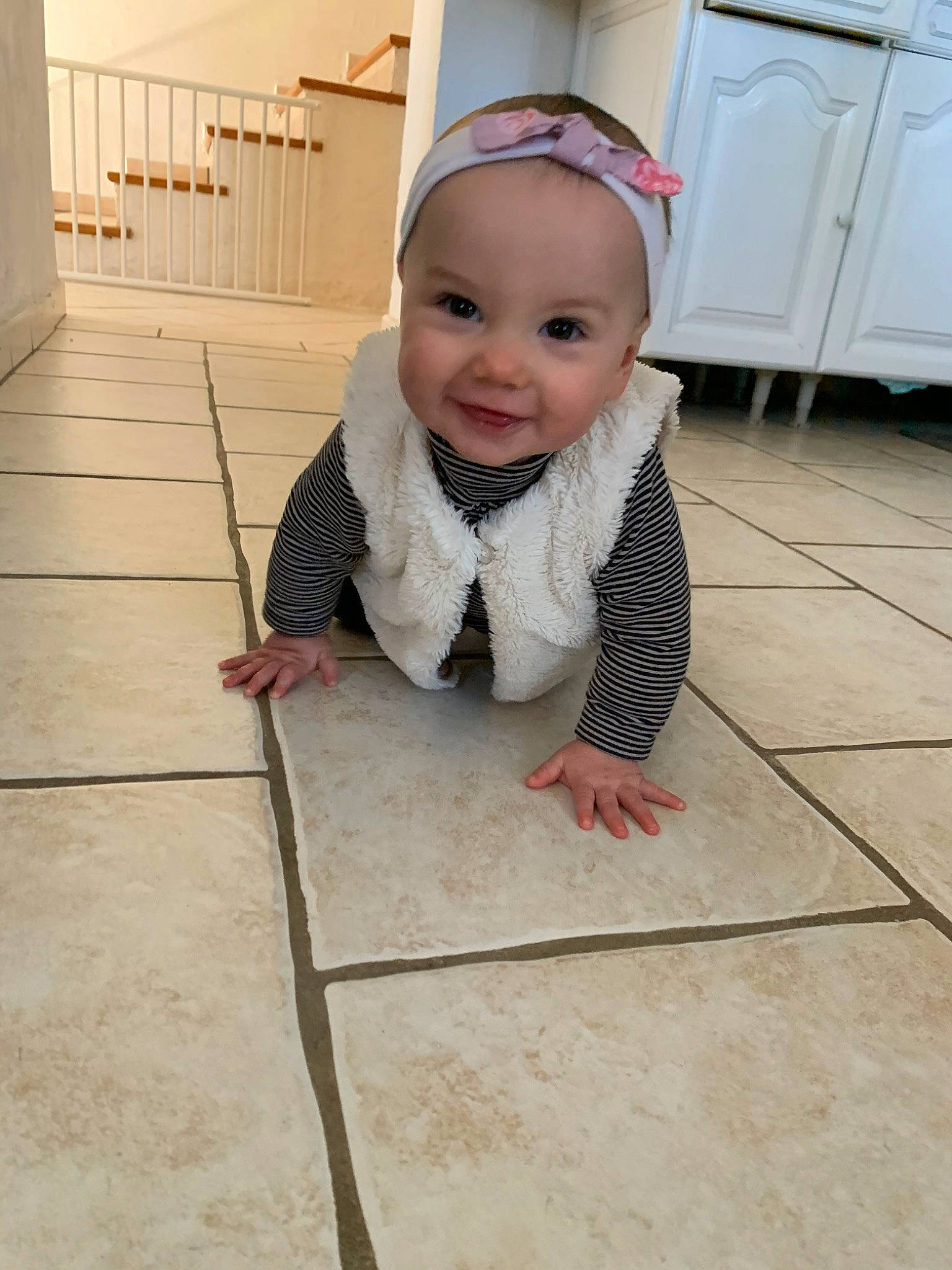Lola a rejoint le concours — aidez-le/la à gagner de superbes lots ! baby, child, crawling, floor, flooring, joy, person, skin, tile, toddler