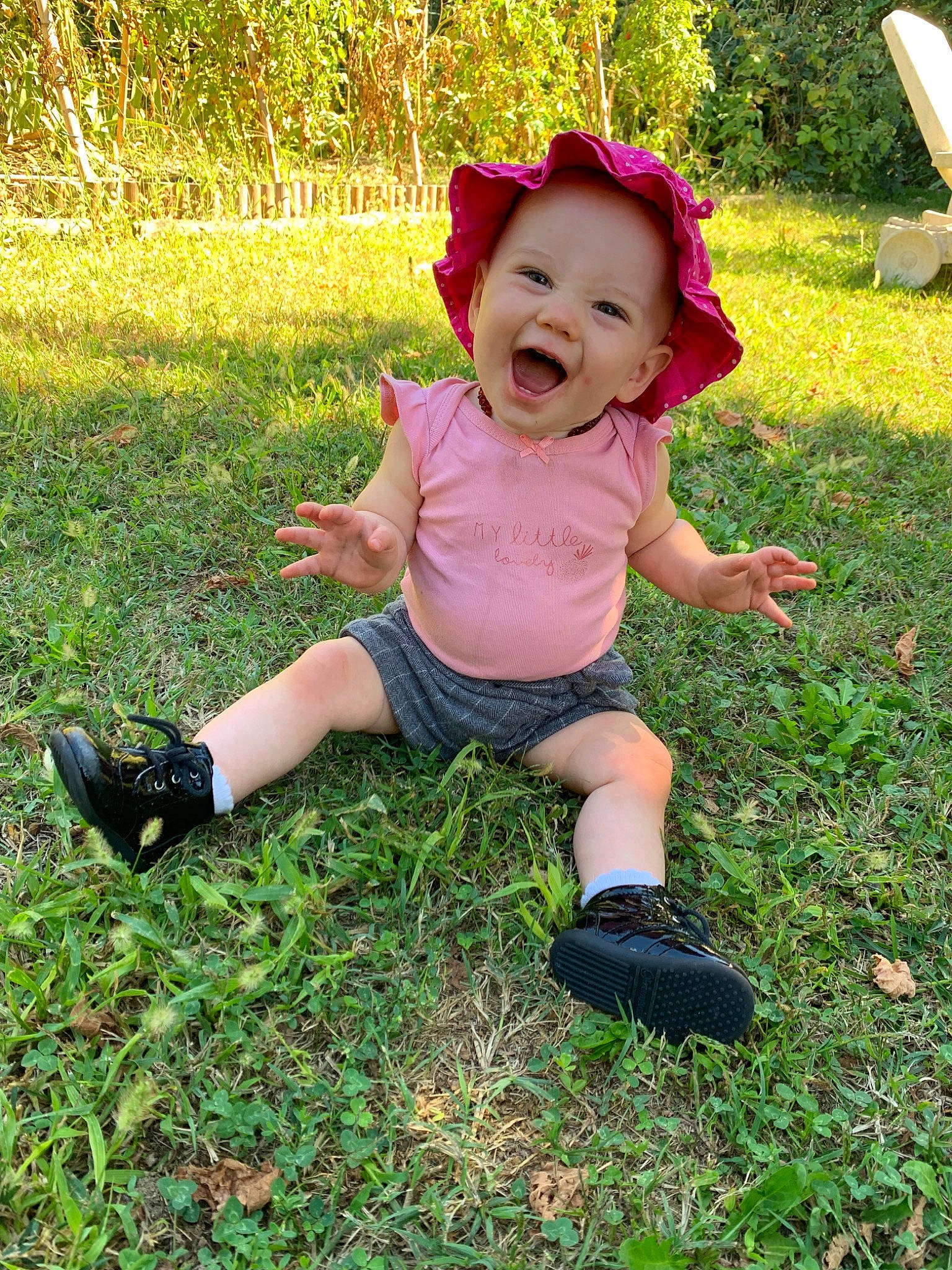 Lola participe au concours pour gagner de l'argent avec cette photo : baby, child, grass, happy, lawn, leaf, people_in_nature, person, plant, play, smile, toddler