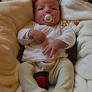 Sarah participe au concours pour gagner de l'argent avec cette photo : baby, pacifier, blanket, infant, soft, cozy, clothing, lying_down, indoors, cute, face, hands, feet, warm, comfort, car_seat, plush, child, newborn, resting