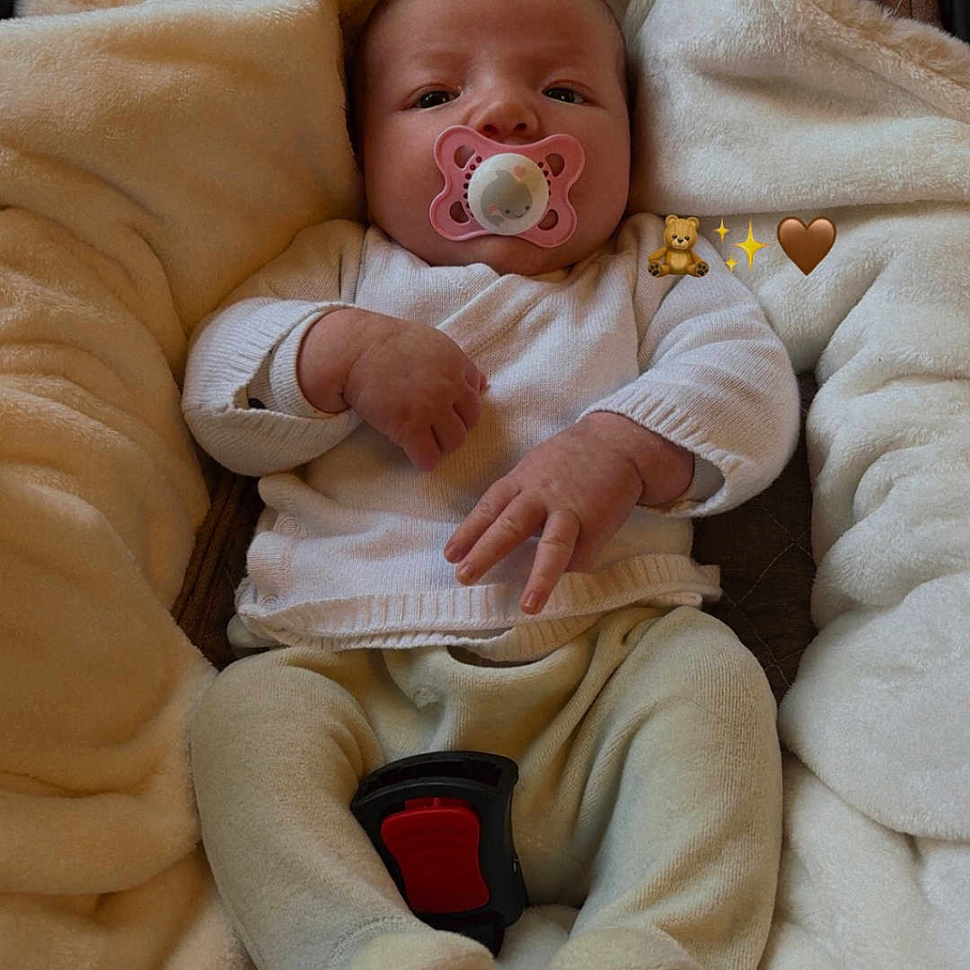 Sarah participe au concours pour gagner de l'argent avec cette photo : baby, blanket, car_seat, child, clothing, comfort, cozy, cute, face, feet, hands, indoors, infant, lying_down, newborn, pacifier, plush, resting, soft, warm