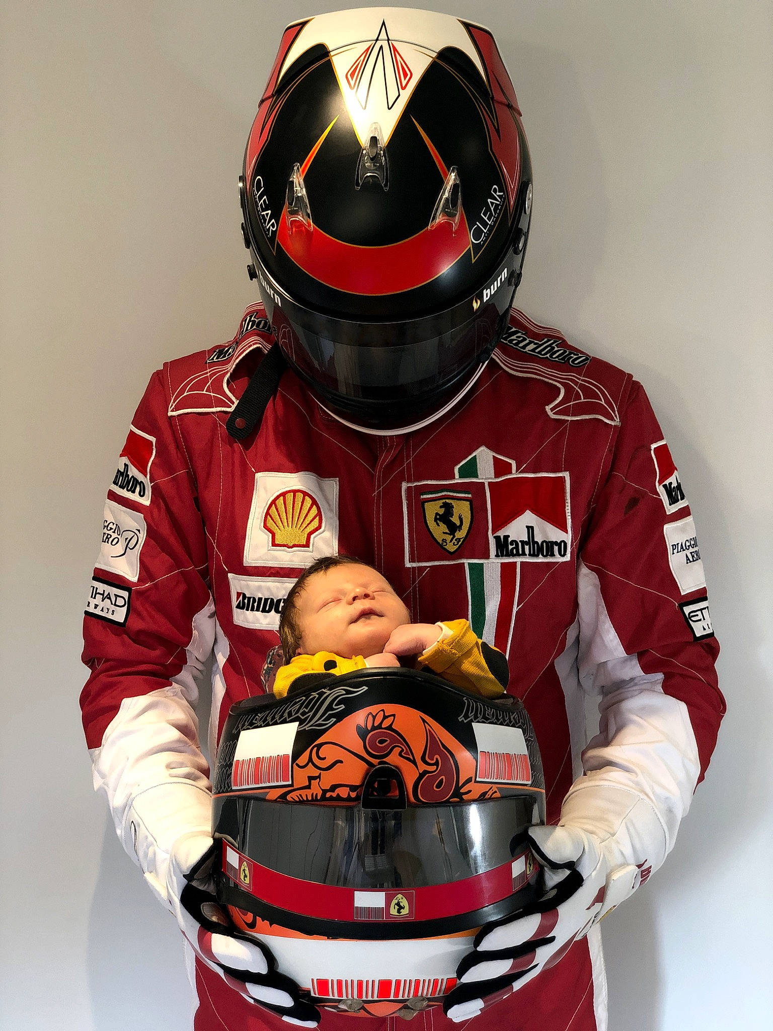 Soan participe au concours pour gagner de l'argent avec cette photo : arm, automotive_tire, head, headgear, helmet, jacket, jersey, motorcycle_helmet, outerwear, person, personal_protective_equipment, player, sleeve, sports, sports_equipment, sports_gear, sports_jersey, sports_uniform, sportswear, t_shirt