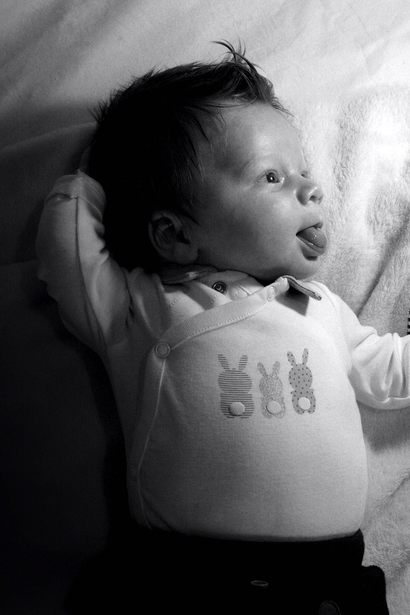 Soan participe au concours pour gagner de l'argent avec cette photo : arm, cheek, chin, comfort, eye, eyebrow, face, flash_photography, hair, hand, head, human_body, joint, lip, mouth, neck, nose, person, shoulder, skin