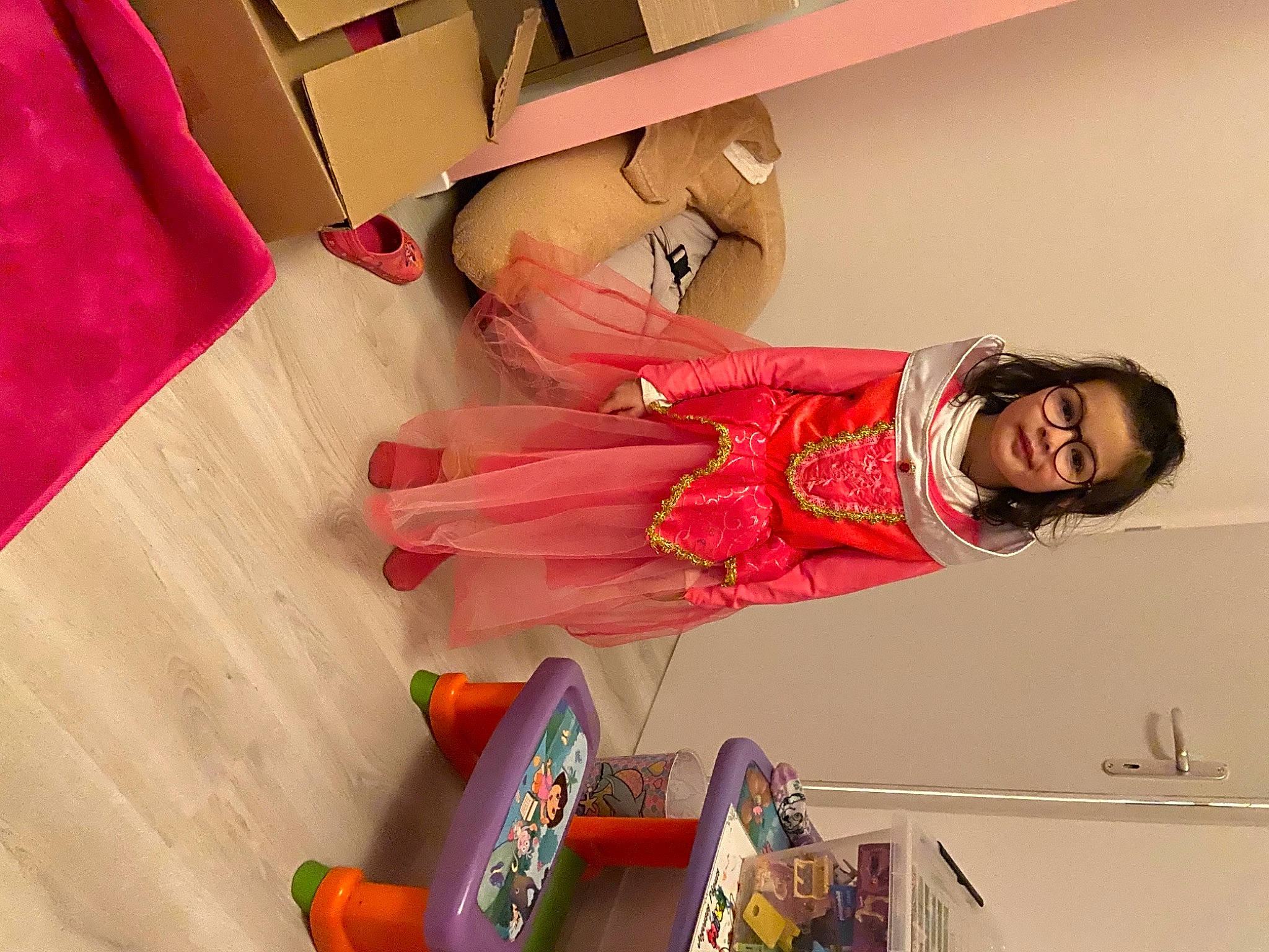 Miya a rejoint le concours — aidez-le/la à gagner de superbes lots ! dress, fashion_design, flesh, flooring, fun, hardwood, human_body, human_leg, leg, magenta, peach, person, pink, room, smile, stairs, street_fashion, thigh, visual_arts, wood