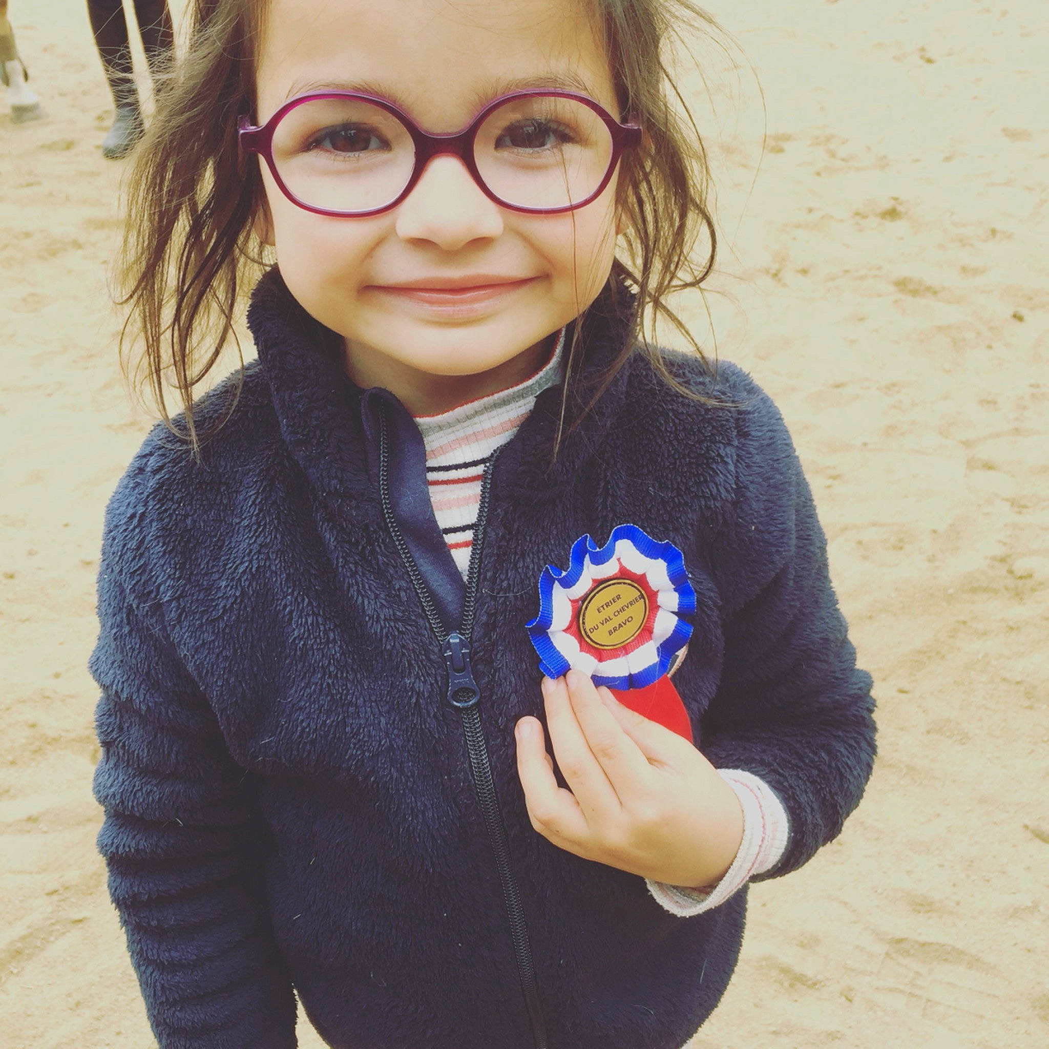 Miya participe au concours pour gagner de l'argent avec cette photo : chin, cool, eye, eyewear, face, facial_expression, glasses, hair, happy, head, iris, joy, lip, neck, nose, organ, outerwear, person, skin, sleeve