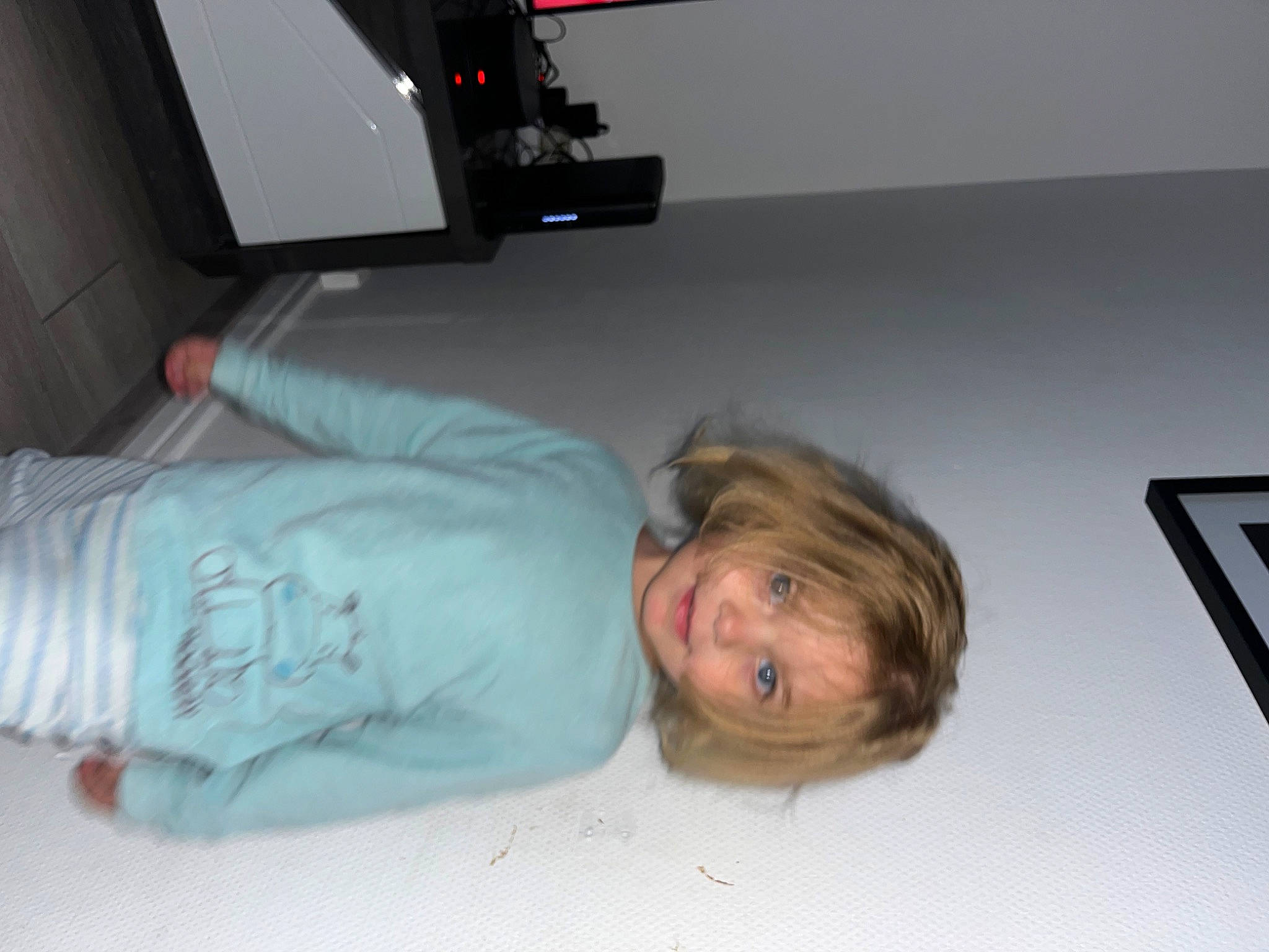 Melia participe au concours pour gagner de l'argent avec cette photo : car_seat, child, comfort, family_car, fun, gesture, head_restraint, linens, nap, person, picture_frame, room, sitting, sleep, smile, vehicle_door