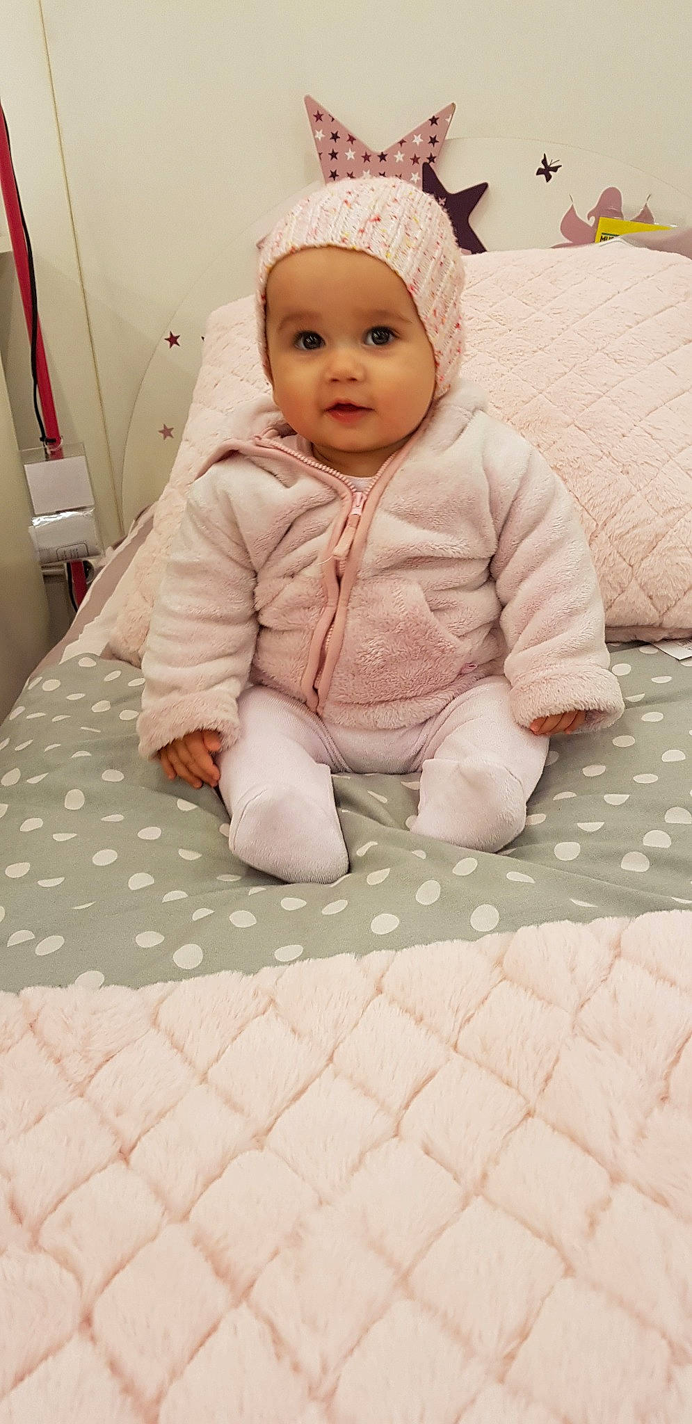 Emily a rejoint le concours — aidez-le/la à gagner de superbes lots ! baby, baby_toddler_clothing, bedding, blanket, cheek, child, floor, flooring, head, linens, person, pink, skin, smile, textile, toddler