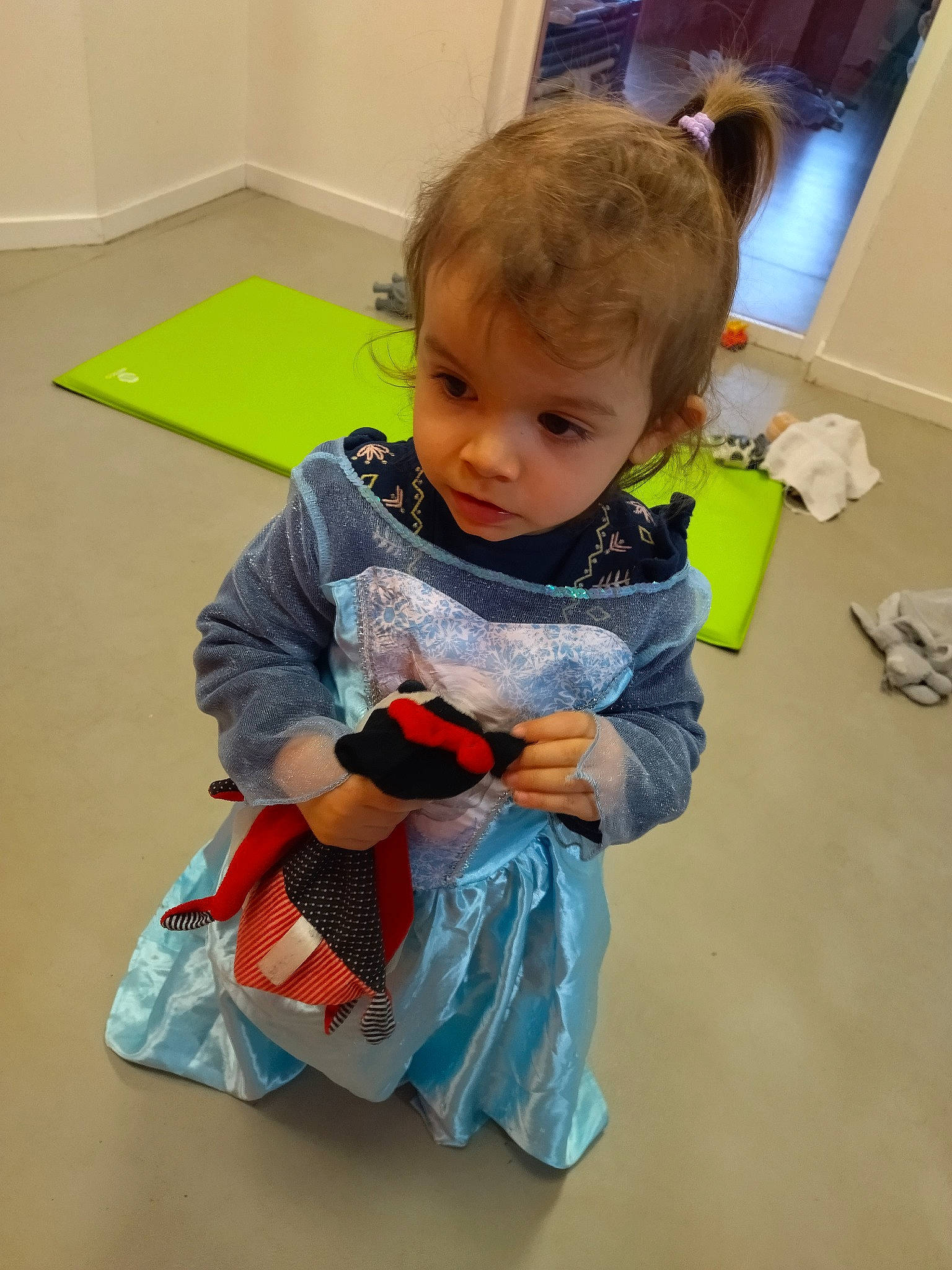 Lyna participe au concours pour gagner de l'argent avec cette photo : baby, baby_products, baby_toddler_clothing, baby_toys, child, electric_blue, event, floor, flooring, fun, leisure, person, plastic, play, room, sitting, sleeve, toddler, toy, toy_vehicle