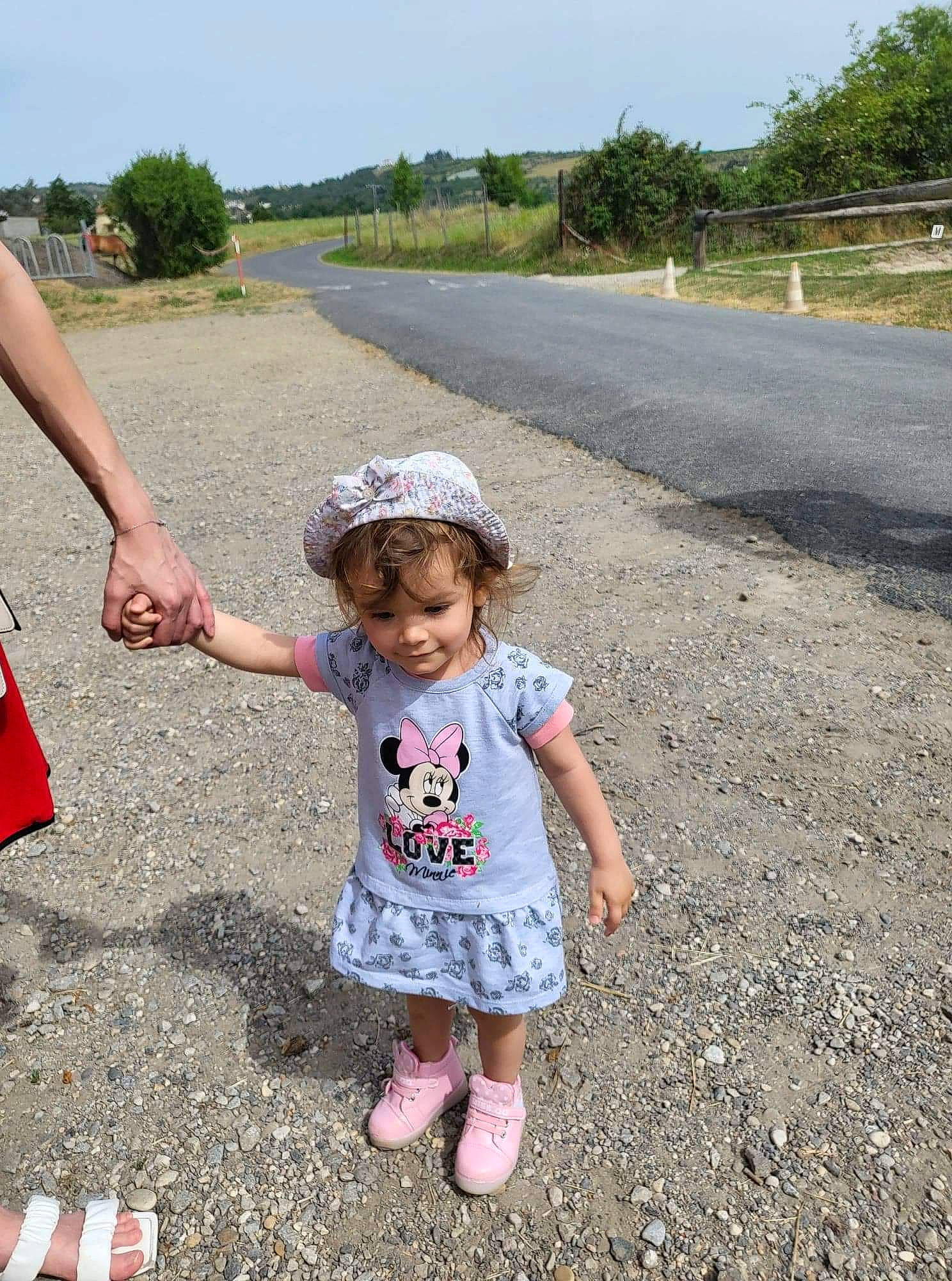 Lyna a rejoint le concours — aidez-le/la à gagner de superbes lots ! asphalt, child, fun, grass, grassland, happy, landscape, leisure, person, plant, recreation, road, sand, sandal, sky, soil, spring, sun_hat, toddler, travel