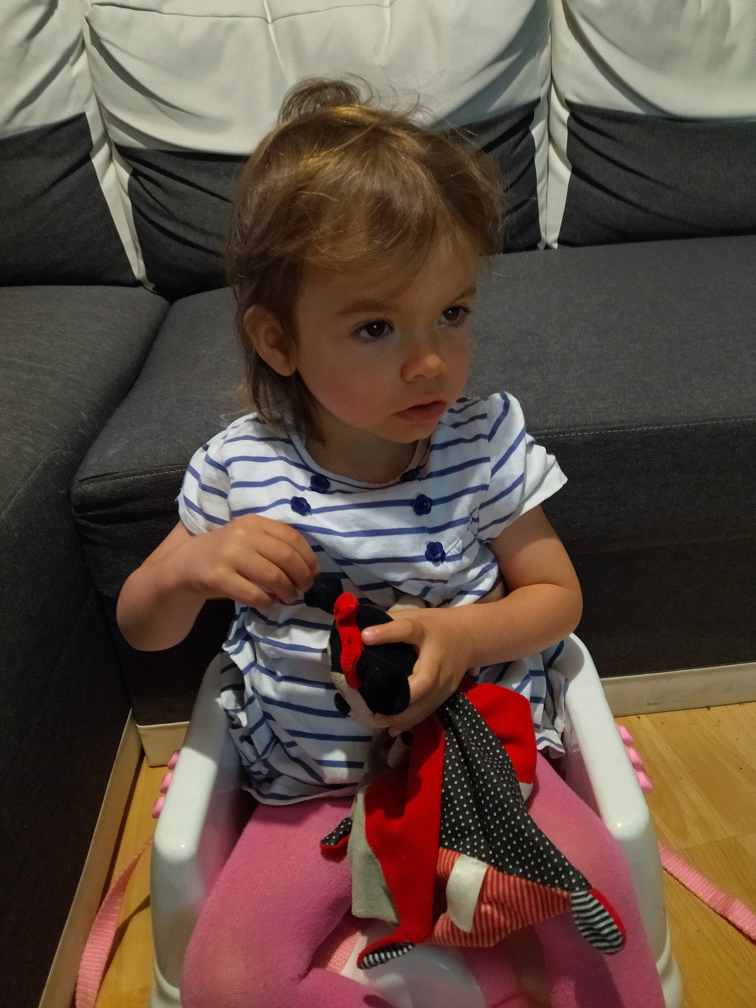 Lyna participe au concours pour gagner de l'argent avec cette photo : baby, baby_carriage, baby_products, baby_toddler_clothing, carmine, child, comfort, event, fun, human_body, human_leg, knee, lap, leisure, mammal, person, sitting, thigh, toddler, toy