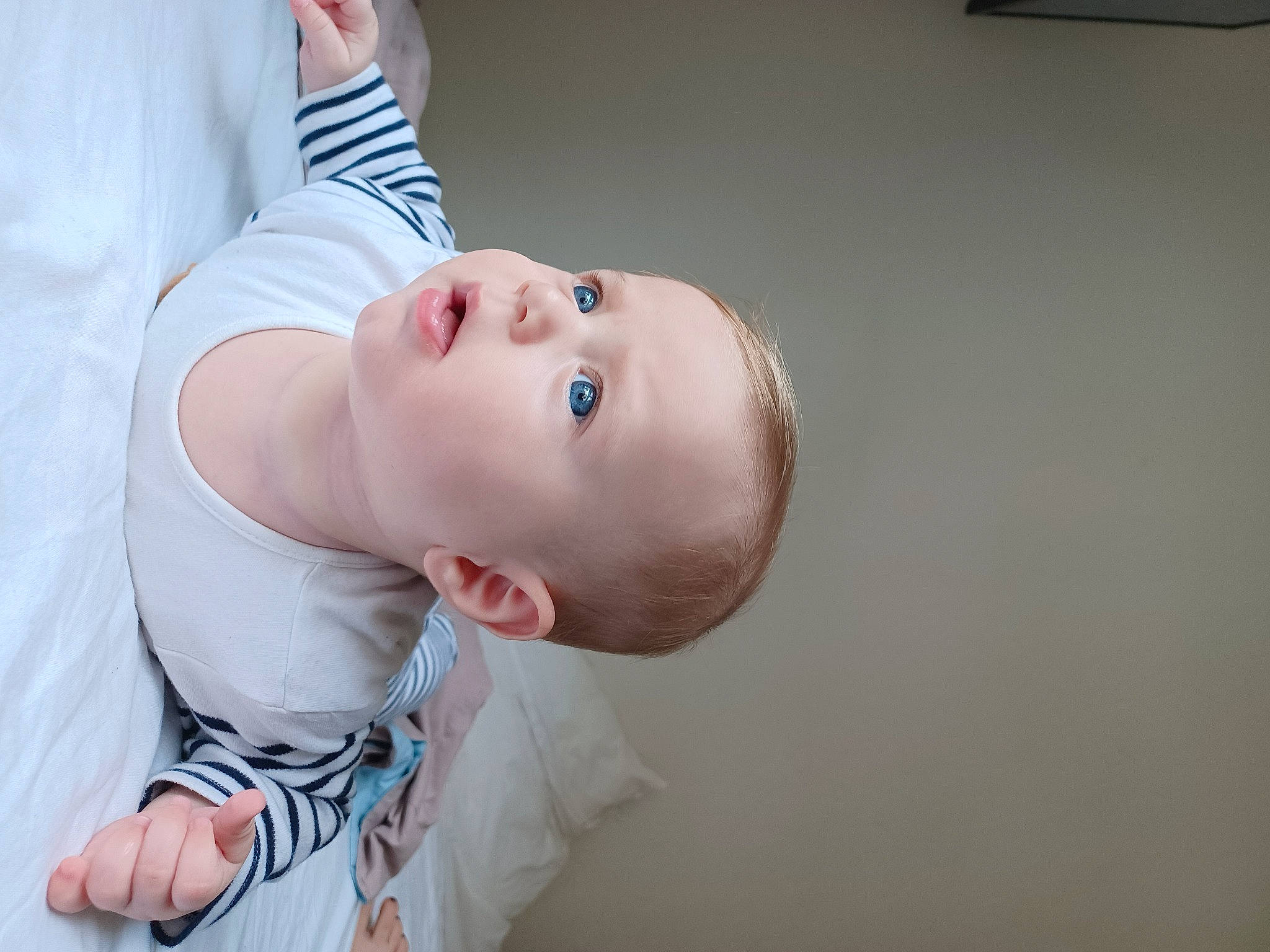 Rian a rejoint le concours — aidez-le/la à gagner de superbes lots ! baby, baby_toddler_clothing, cheek, child, comfort, elbow, eyelash, flash_photography, gesture, glasses, hand, happy, hat, human_body, lip, mouth, nose, person, sleeve, smile