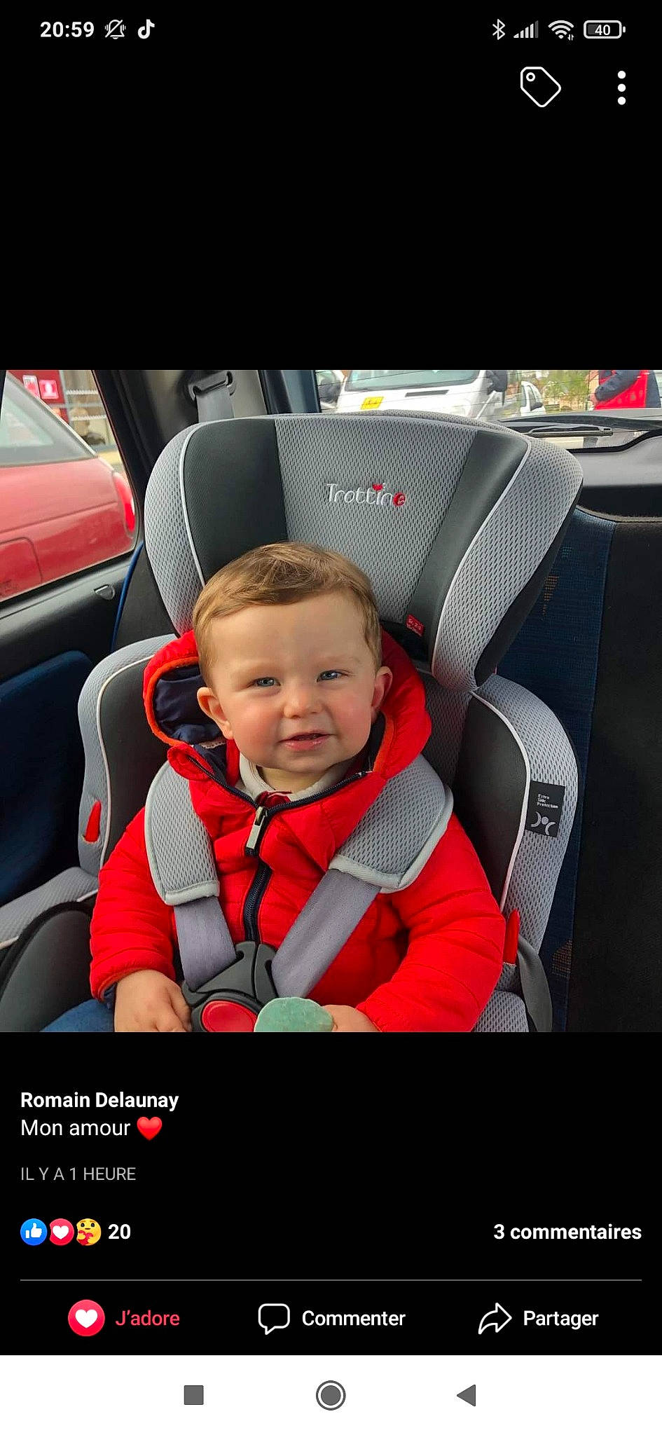 Elliot a rejoint le concours — aidez-le/la à gagner de superbes lots ! automotive_design, automotive_exterior, baby_carriage, car, car_seat, car_seat_cover, comfort, flash_photography, head_restraint, mode_of_transport, motor_vehicle, person, personal_luxury_car, plant, seat_belt, smile, steering_part, steering_wheel, toddler, vehicle