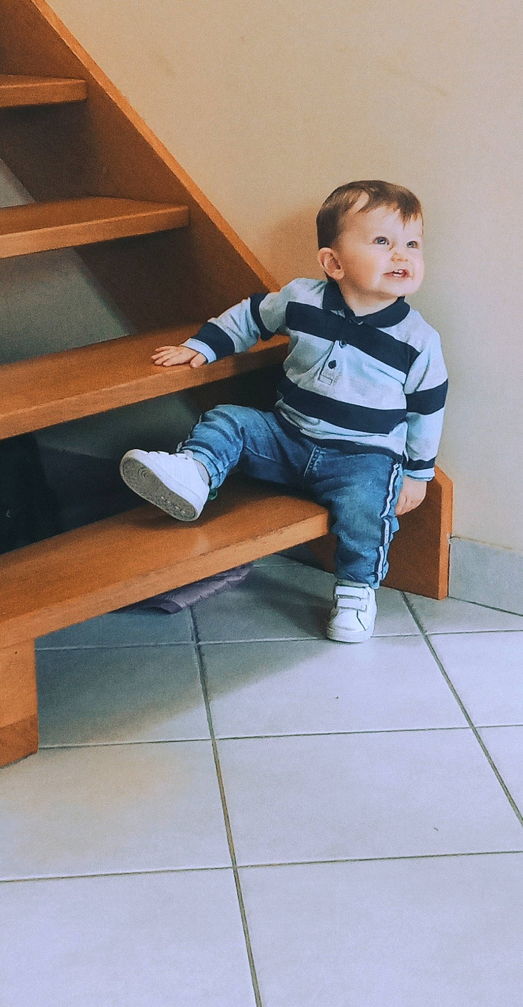 Elliot participe au concours pour gagner de l'argent avec cette photo : baby_toddler_clothing, child, comfort, denim, electric_blue, floor, flooring, foot, hair, hardwood, jeans, knee, person, shoe, sitting, sleeve, sneakers, thigh, toddler, varnish