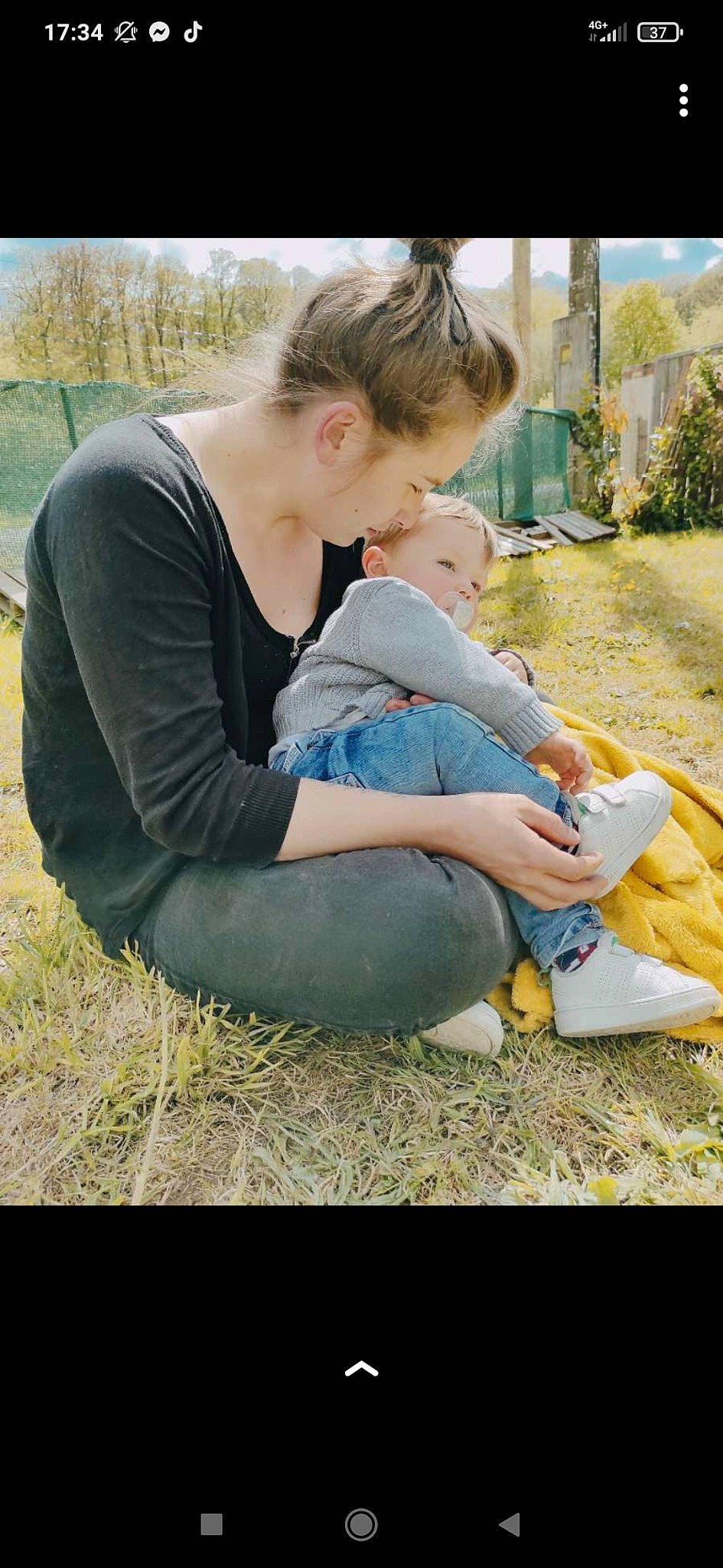 Elliot a rejoint le concours — aidez-le/la à gagner de superbes lots ! adaptation, baby, baby_products, boot, child, fun, grass, grassland, happy, interaction, jewellery, landscape, leg, leisure, people_in_nature, person, recreation, sitting, soil, toddler