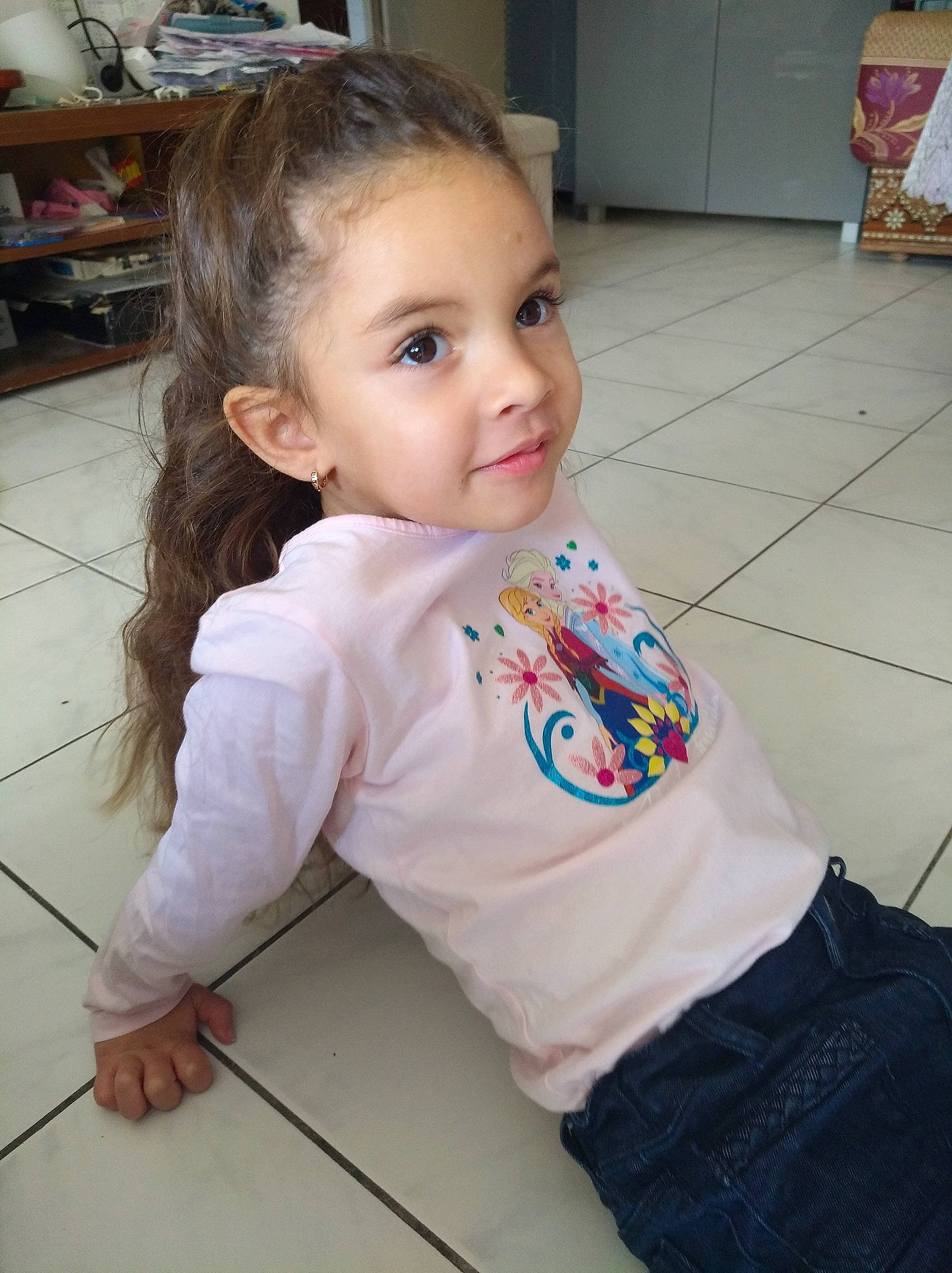 Iness a rejoint le concours — aidez-le/la à gagner de superbes lots ! arm, child, child_model, day, girl, hair, hairstyle, human_hair_color, infant, material, outerwear, person, product, skin, smile, textile, toddler, trunk