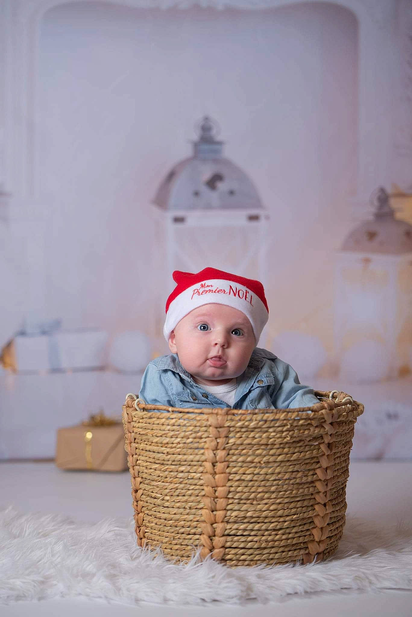 Julian a rejoint le concours — aidez-le/la à gagner de superbes lots ! baby, baby_products, baby_toddler_clothing, basket, beanie, cap, child, comfort, costume_hat, fashion_accessory, hat, headwear, holiday, home_accessories, person, portrait_photography, room, sitting, toddler, wicker