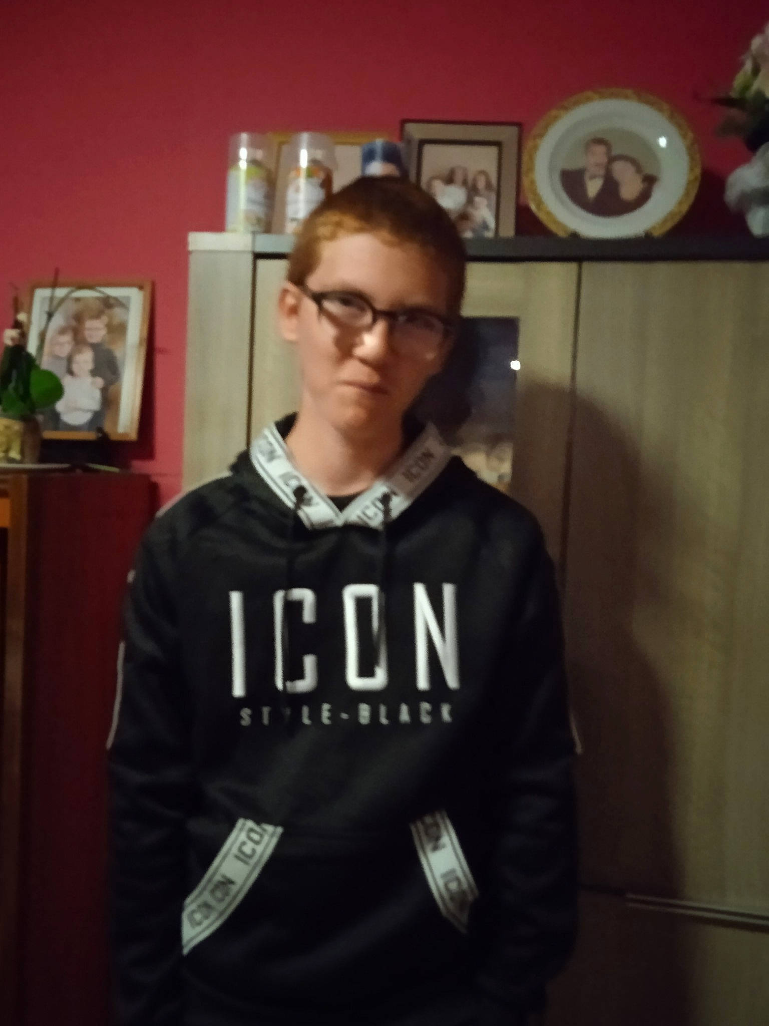 Anzo a rejoint le concours — aidez-le/la à gagner de superbes lots ! electric_blue, event, eyewear, fashion_design, font, formal_wear, fun, glasses, jersey, logo, outerwear, person, picture_frame, room, selfie, shoulder, sleeve, sportswear, t_shirt, uniform