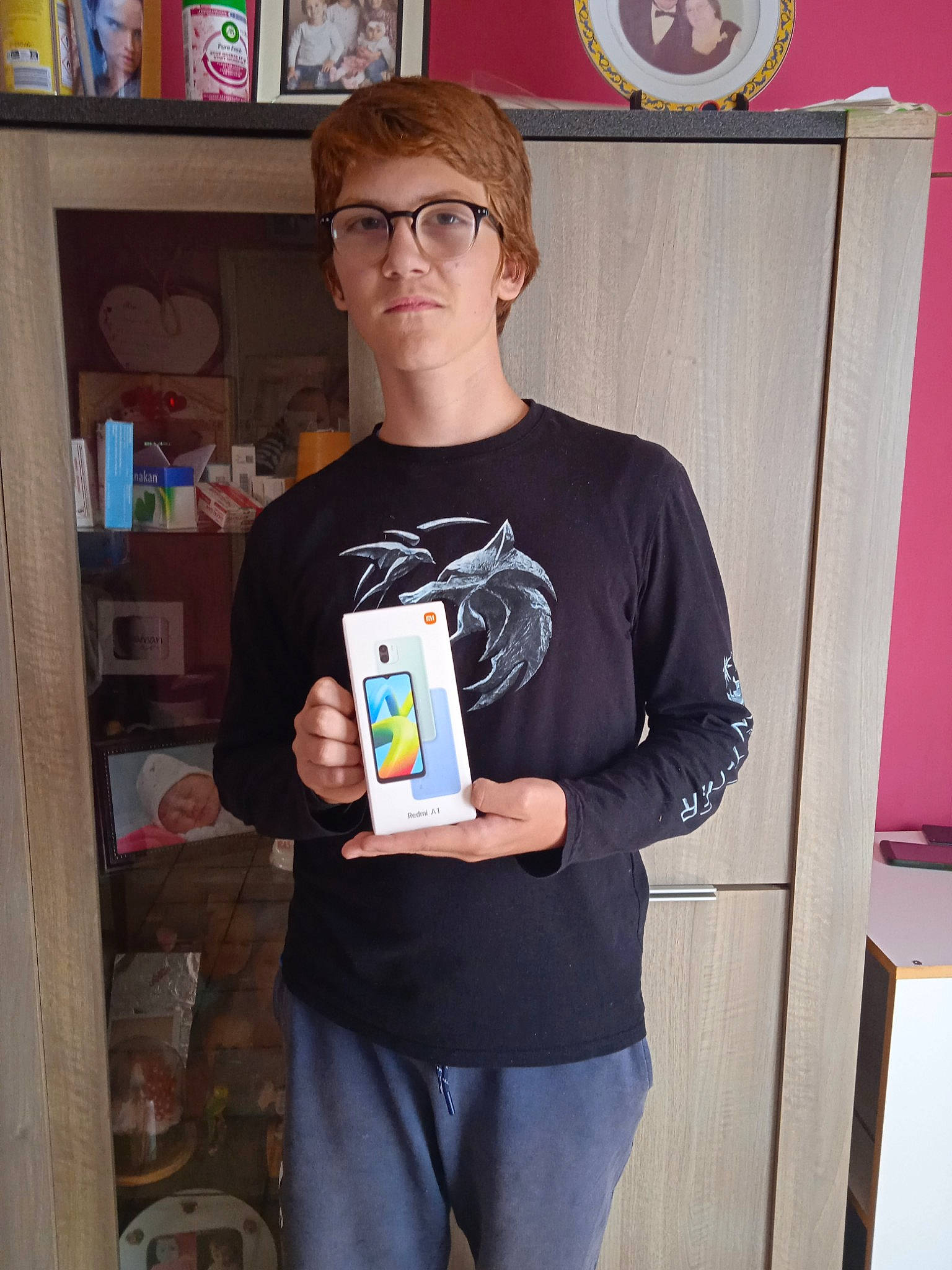 Anzo a rejoint le concours — aidez-le/la à gagner de superbes lots ! active_shirt, bookcase, drink, event, eyewear, fun, gadget, logo, person, picture_frame, publication, recreation, room, shelf, shelving, sleeve, t_shirt, top, toy, vision_care