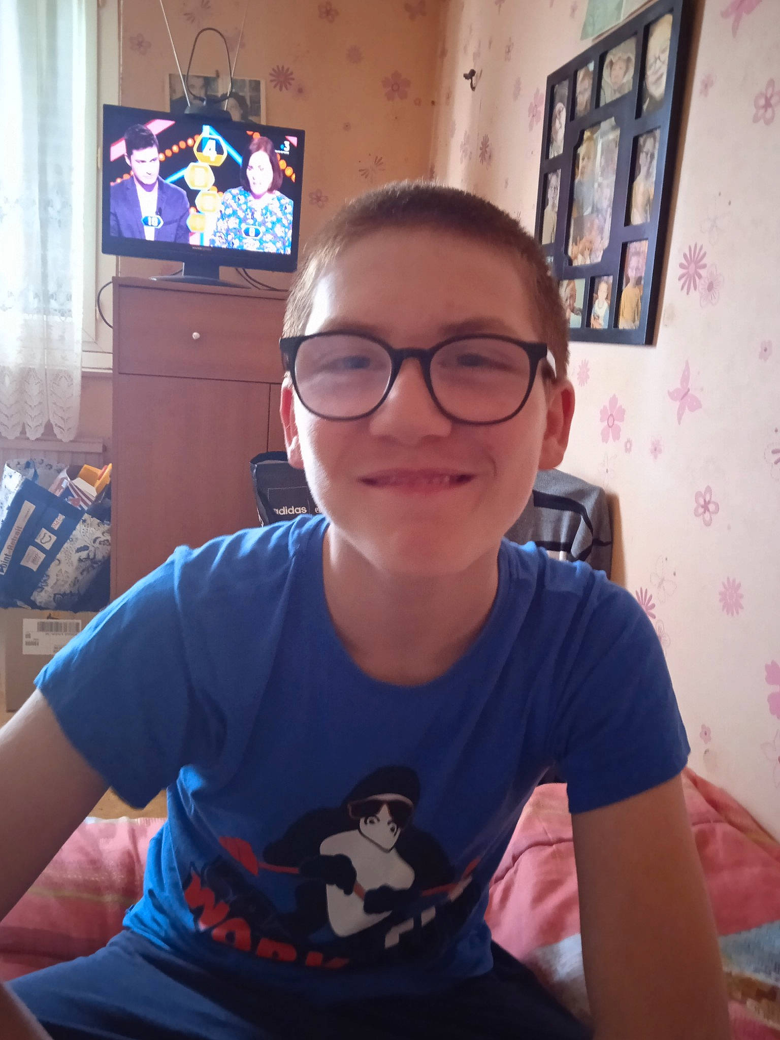 Anzo participe au concours pour gagner de l'argent avec cette photo : chin, cool, electric_blue, electronic_device, eyewear, forehead, fun, glasses, hairstyle, happy, jaw, joy, mouth, muscle, neck, person, picture_frame, sleeve, smile, standing