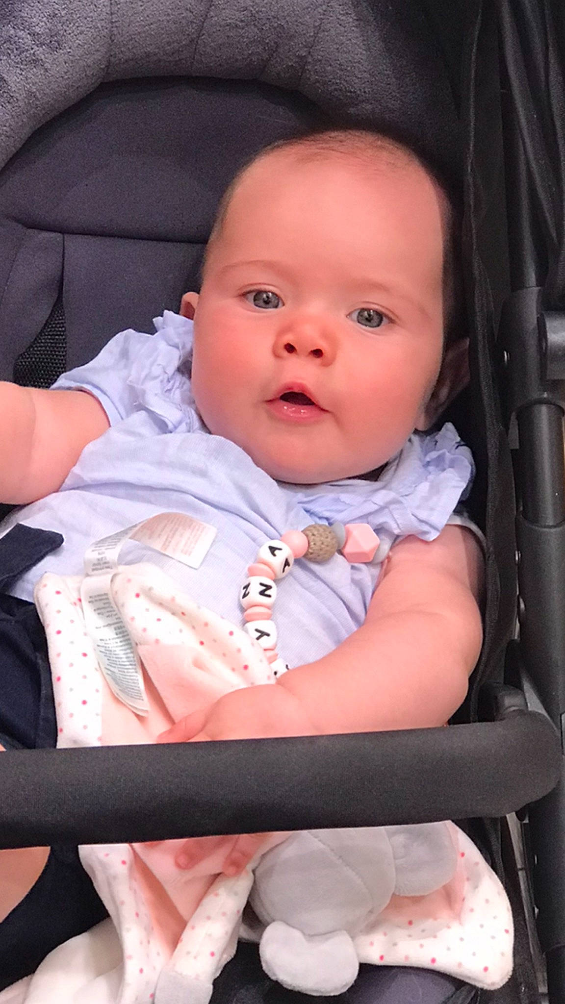 Kayna a rejoint le concours — aidez-le/la à gagner de superbes lots ! baby, baby_carriage, baby_products, baby_toddler_clothing, cheek, child, chin, comfort, eye, eyebrow, hairstyle, head, iris, lip, mouth, nose, person, pink, skin, sleeve