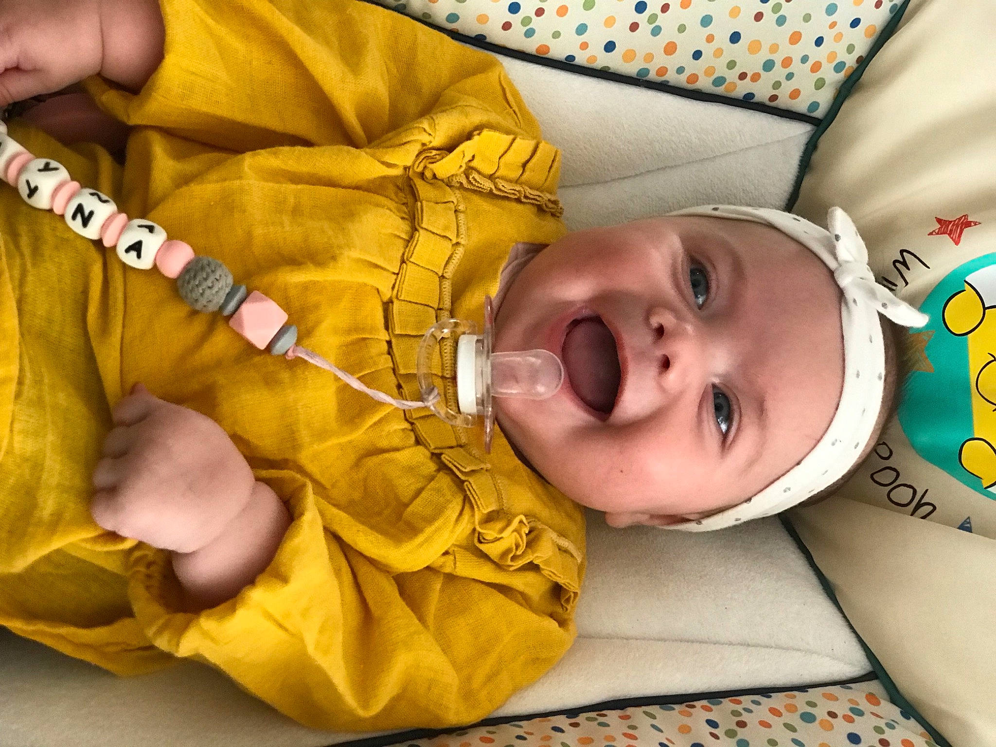Kayna participe au concours pour gagner de l'argent avec cette photo : baby, baby_products, baby_toddler_clothing, cheek, child, comfort, eye, face, finger, gesture, hand, happy, headwear, human, nose, person, skin, smile, textile, thumb