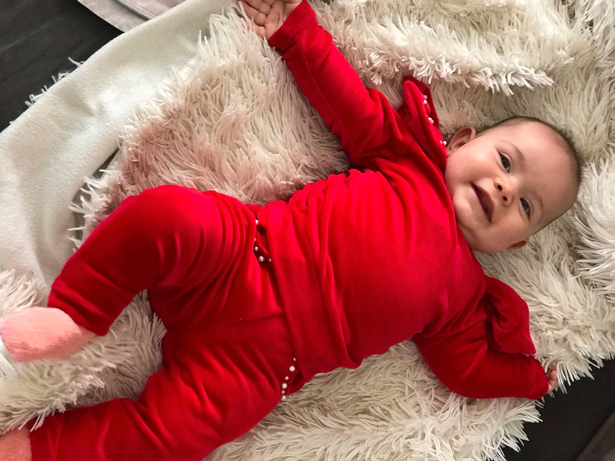 Kayna participe au concours pour gagner de l'argent avec cette photo : child, christmas, christmas_eve, comfort, couch, flooring, fun, fur, fur_clothing, grass, happy, human_leg, knee, linens, person, red, santa_claus, sitting, sleeve, thigh