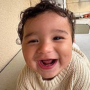 Ismaël a rejoint le concours — aidez-le/la à gagner de superbes lots ! child, toddler, smiling, happy, face, curly_hair, sweater, knitted, closeup, outdoor, baby, cute, person, portrait, expression, joy, skin, head, eyes, mouth