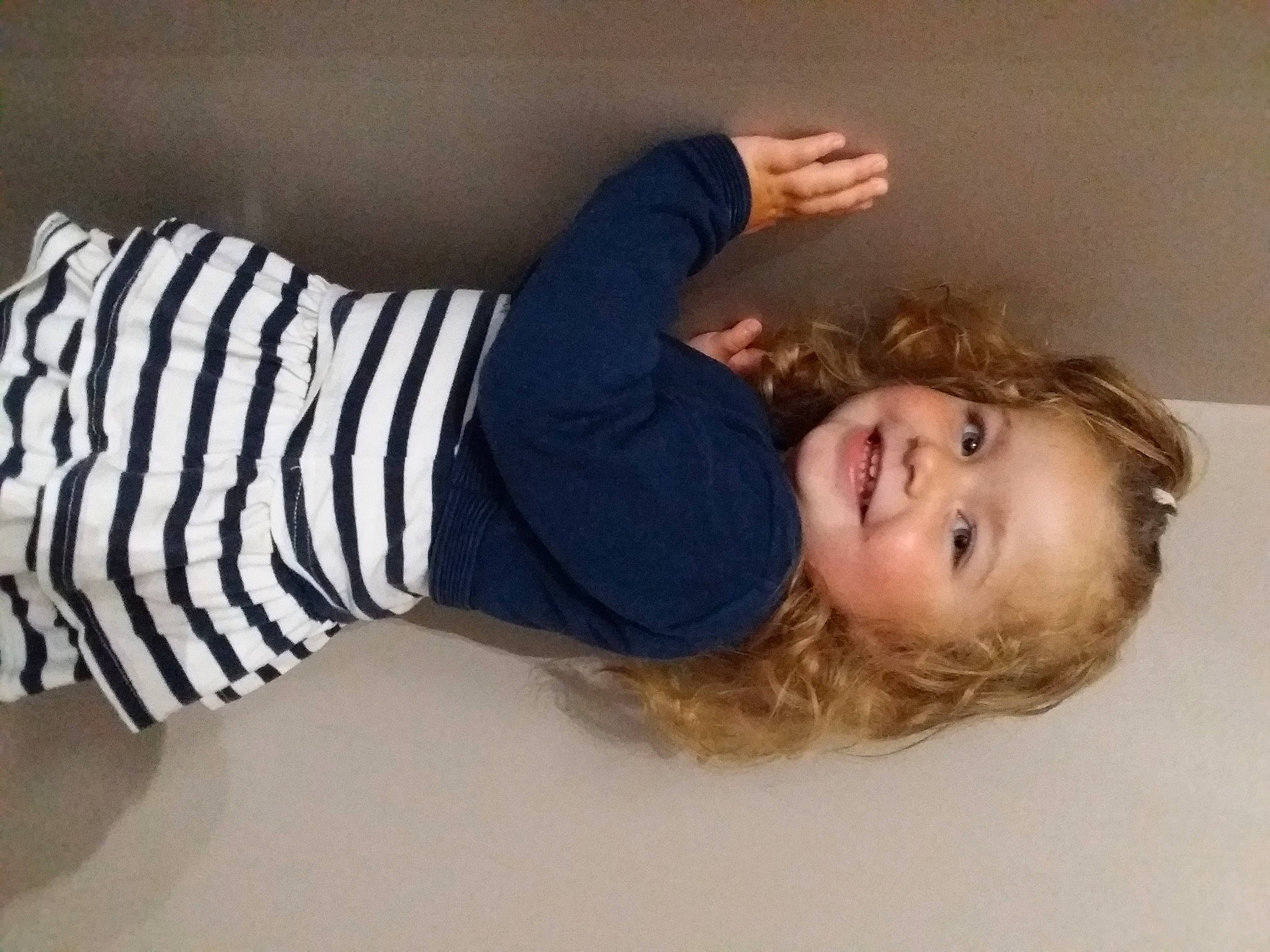 Manon participe au concours pour gagner de l'argent avec cette photo : arm, child, joy, leg, person, toddler