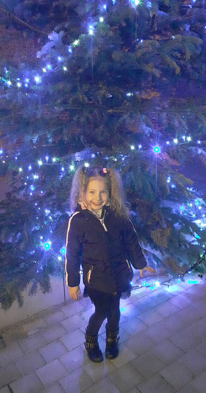 Enora a rejoint le concours — aidez-le/la à gagner de superbes lots ! christmas_decoration, christmas_ornament, christmas_tree, electric_blue, electricity, event, evergreen, flash_photography, fun, happy, holiday, human_body, joy, midnight, ornament, person, plant, purple, sky, smile