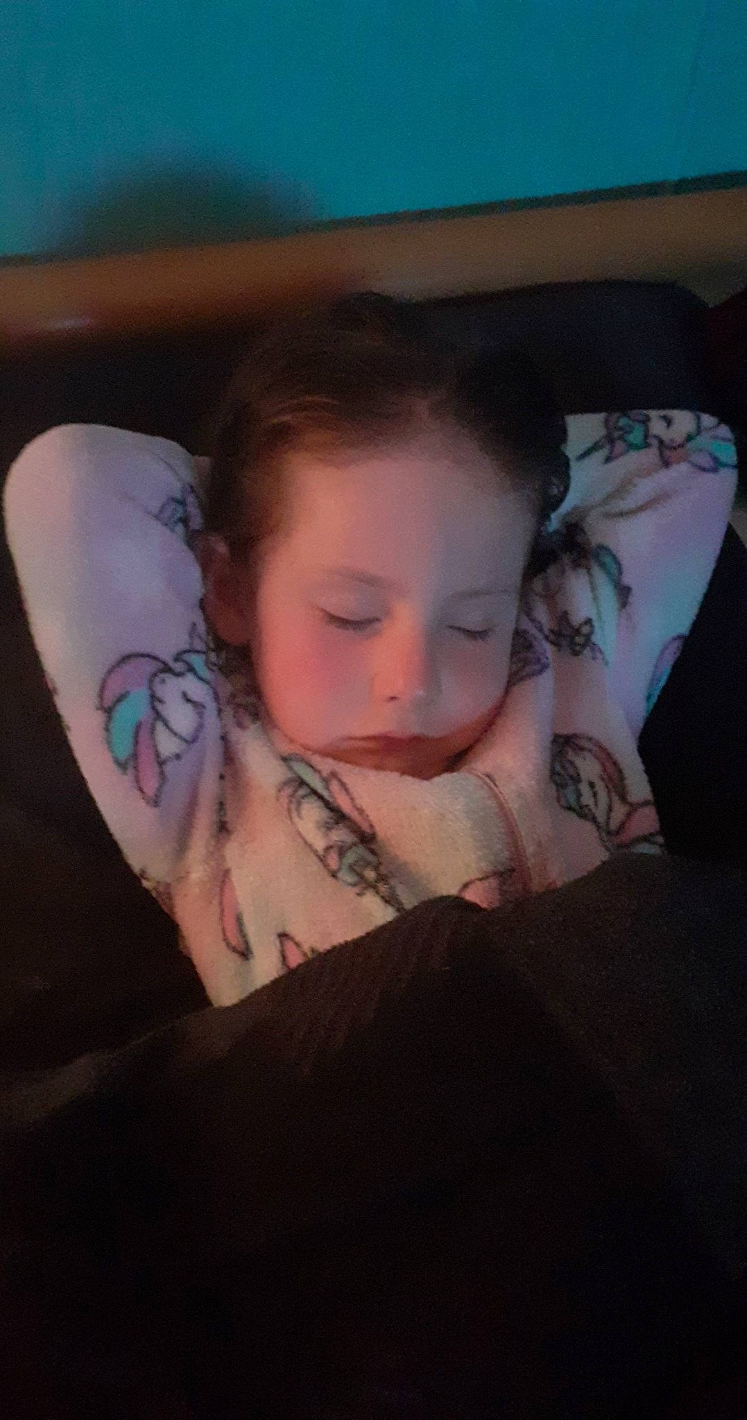 Enora a rejoint le concours — aidez-le/la à gagner de superbes lots ! arm, cheek, comfort, cool, couch, eyebrow, eyelash, finger, flash_photography, hairstyle, leg, lip, mouth, neck, person, shoulder, skin, temporary_tattoo, tints_and_shades, toddler