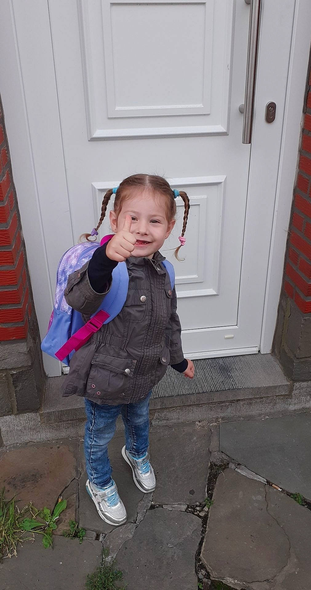 Enora a rejoint le concours — aidez-le/la à gagner de superbes lots ! baby_toddler_clothing, cheek, child, door, door_handle, flooring, fun, grass, happy, home_door, joy, leg, outdoor_shoe, pattern, person, plant, shoe, sitting, sleeve, toddler