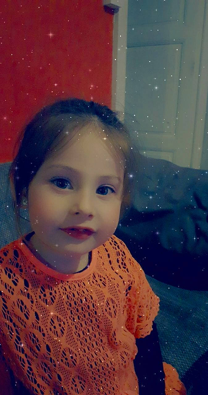 Enora participe au concours pour gagner de l'argent avec cette photo : art, baby_toddler_clothing, cheek, child, chin, dress, electric_blue, eyebrow, flash_photography, fun, happy, iris, lip, magenta, nose, paint, pattern, person, sky, tints_and_shades