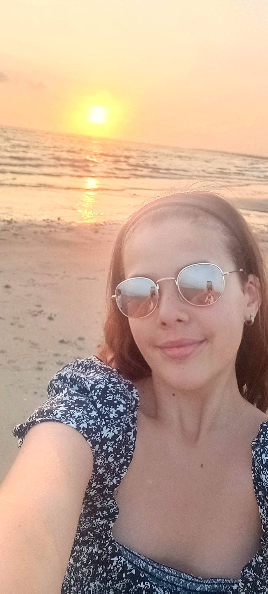 Loane a rejoint le concours — aidez-le/la à gagner de superbes lots ! beach, chin, eyewear, face, glasses, goggles, head, human, jaw, joy, light, lip, neck, people_on_beach, person, photograph, skin, sky, smile, sunglasses