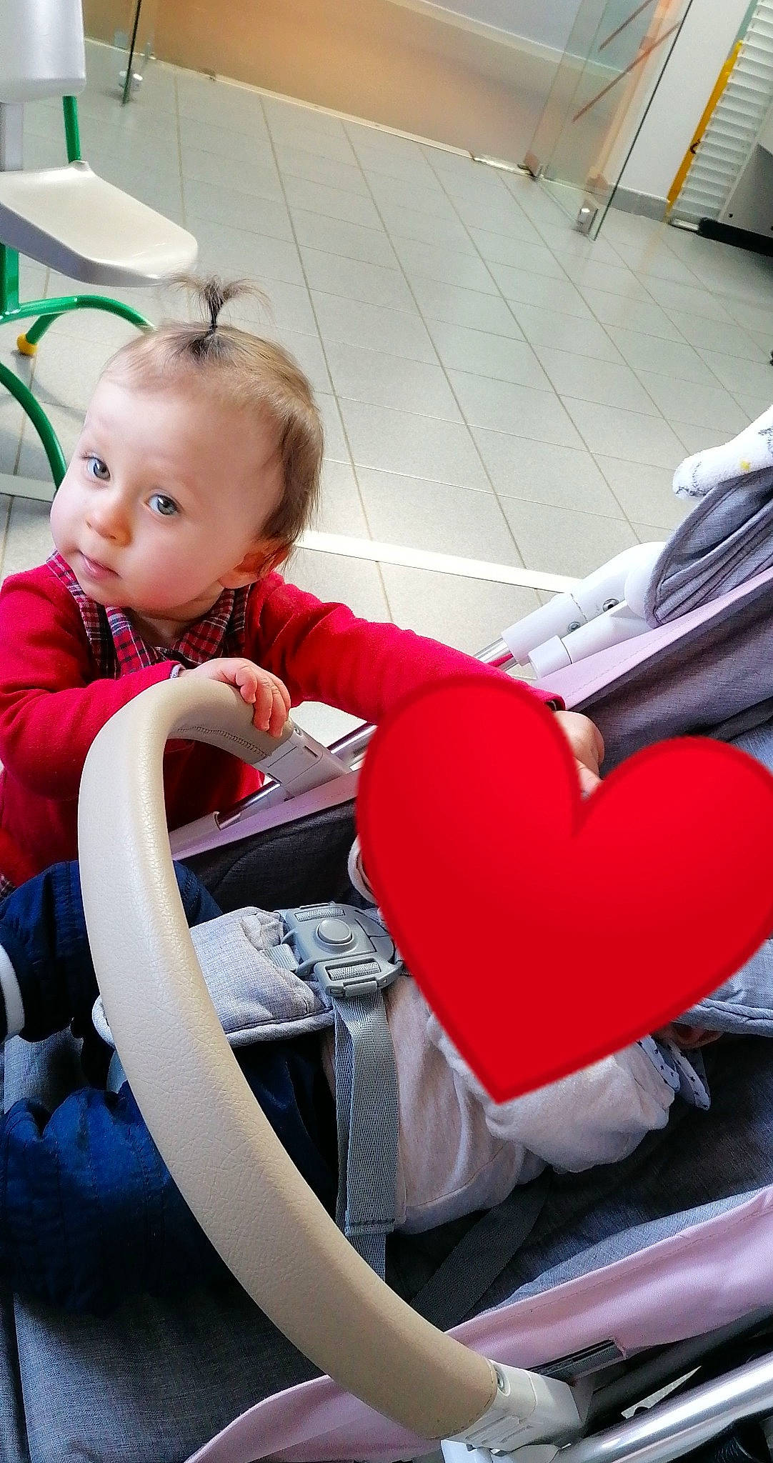 Kalyana participe au concours pour gagner de l'argent avec cette photo : automotive_design, baby, baby_carriage, baby_products, baby_toddler_clothing, blond, carmine, child, flooring, fun, happy, leisure, motor_vehicle, person, product, recreation, sitting, standing, steering_wheel, textile